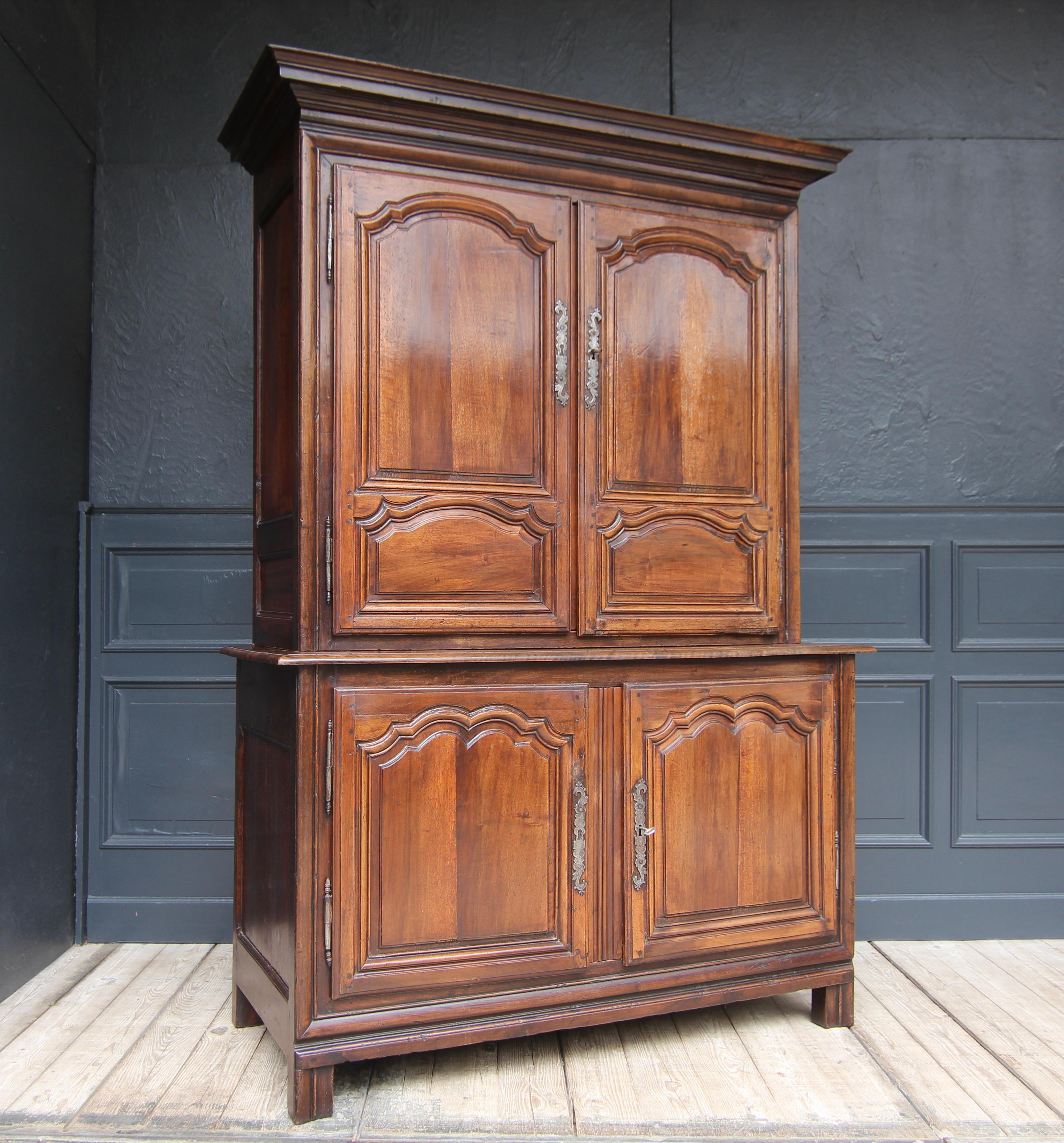 Early 19th Century French Louis XIV Walnut Buffet à Deux Corps For Sale 2