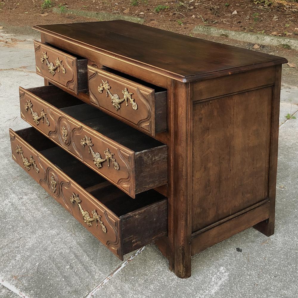 Commode francese in noce Luigi XIV dell'inizio del XIX secolo in vendita 5