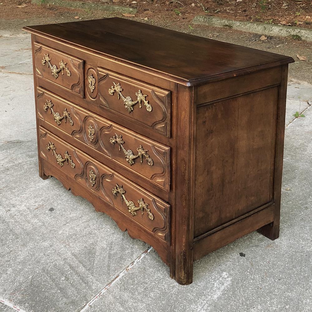 Fatto a mano Commode francese in noce Luigi XIV dell'inizio del XIX secolo in vendita