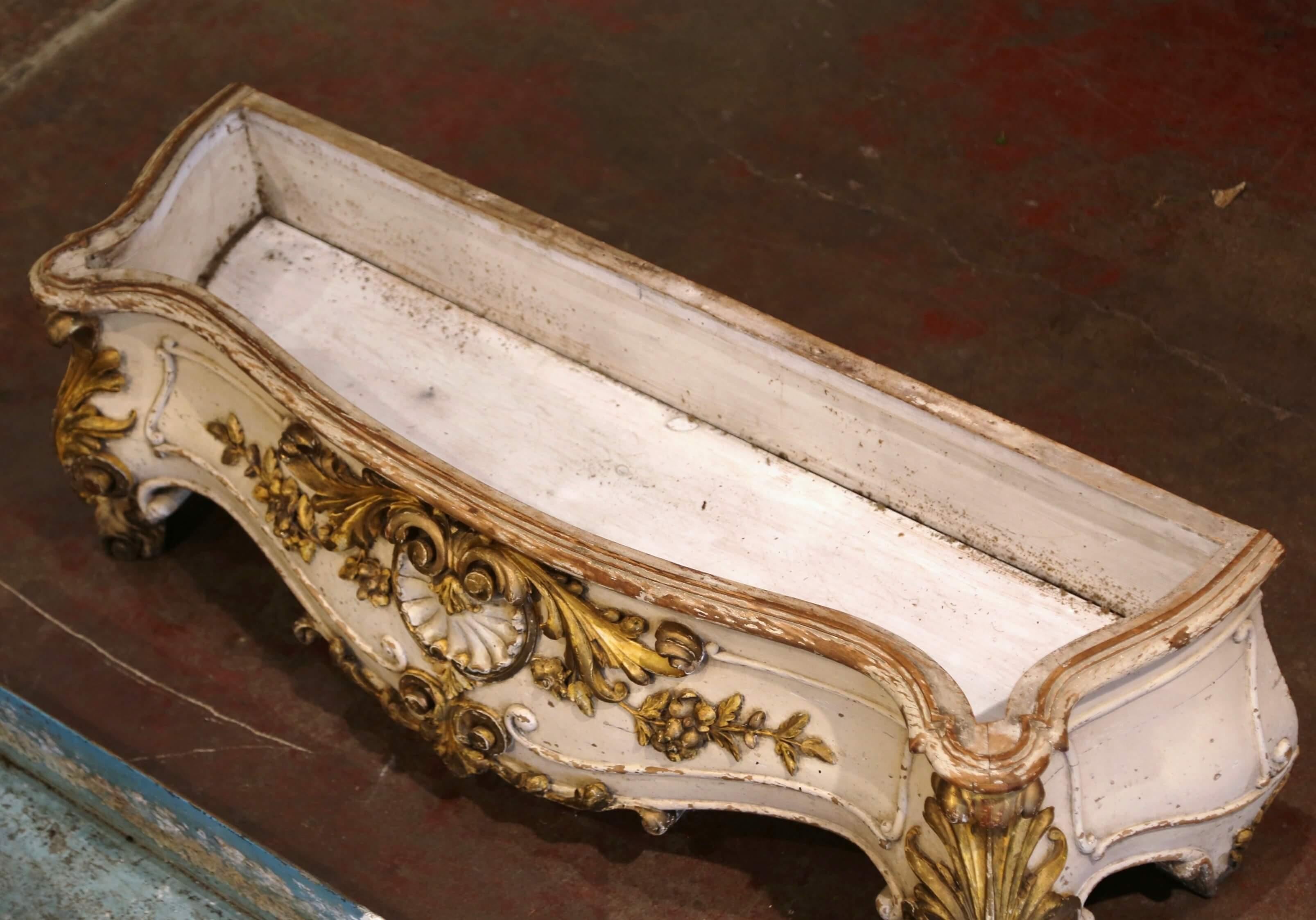 Early 19th Century, French Louis XV Carved Painted & Gilt Bombe Floor Jardinière For Sale 7