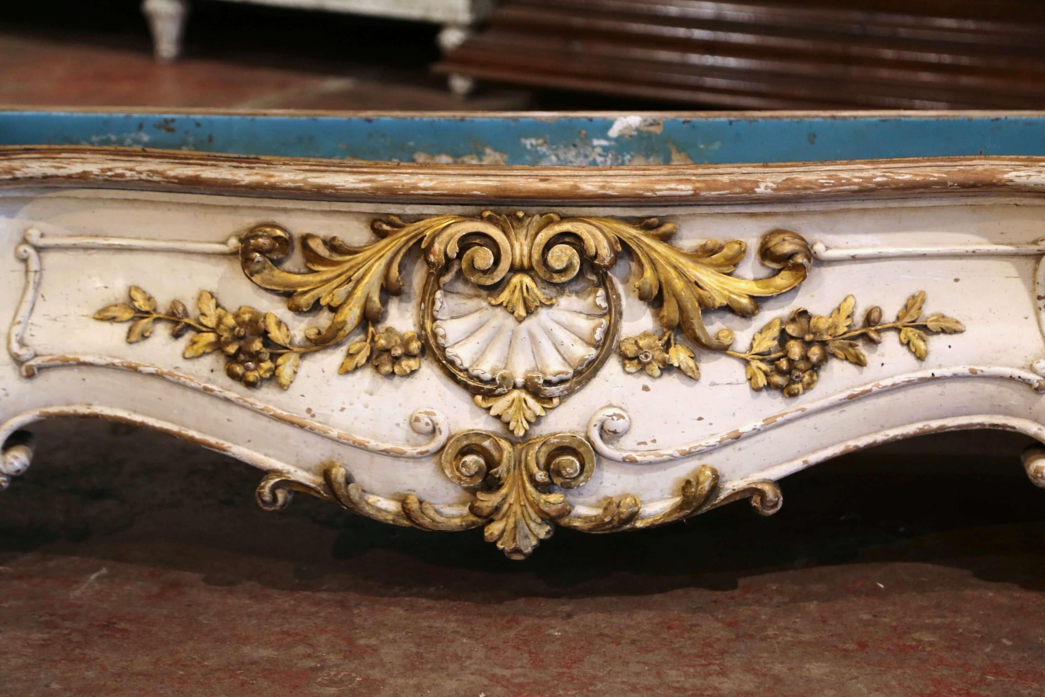 Early 19th Century, French Louis XV Carved Painted & Gilt Bombe Floor Jardinière In Excellent Condition For Sale In Dallas, TX