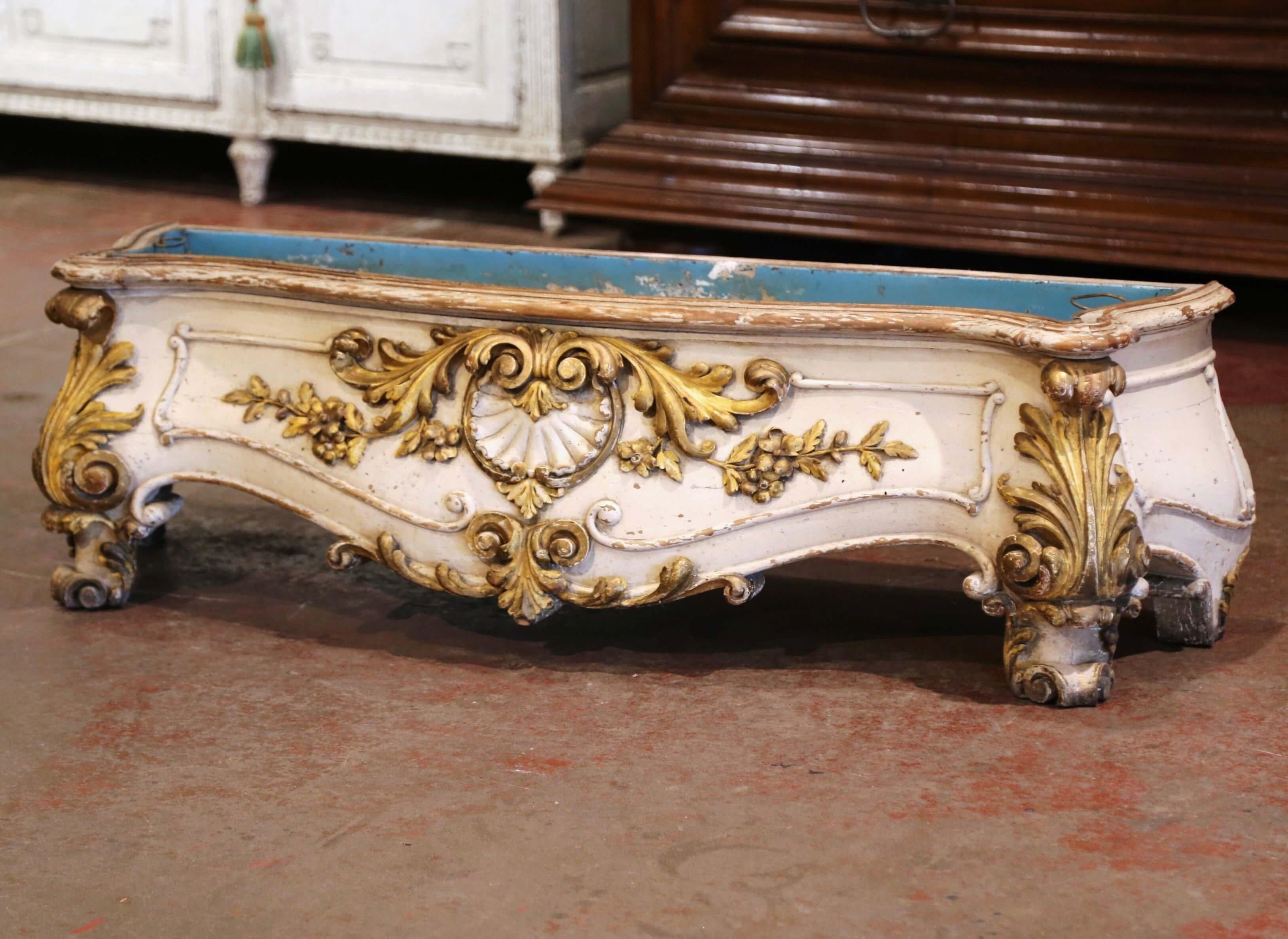 Wood Early 19th Century, French Louis XV Carved Painted & Gilt Bombe Floor Jardinière For Sale