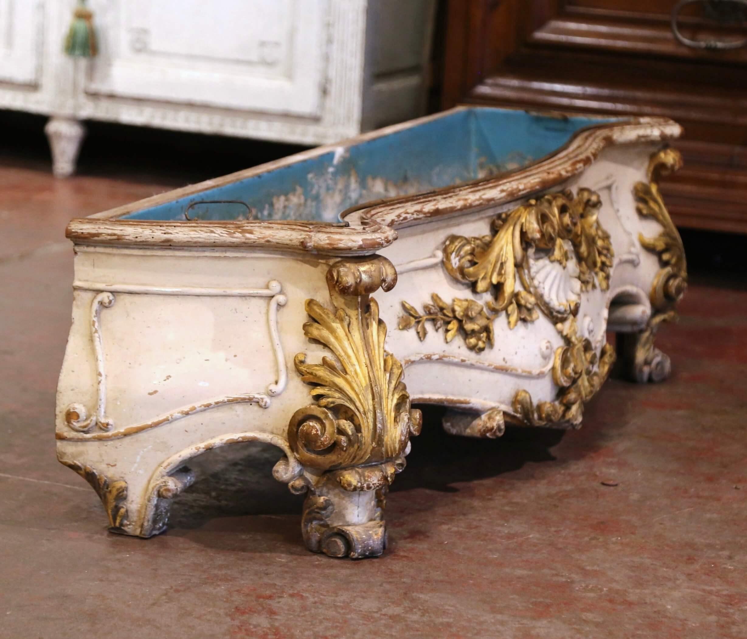 Early 19th Century, French Louis XV Carved Painted & Gilt Bombe Floor Jardinière For Sale 3