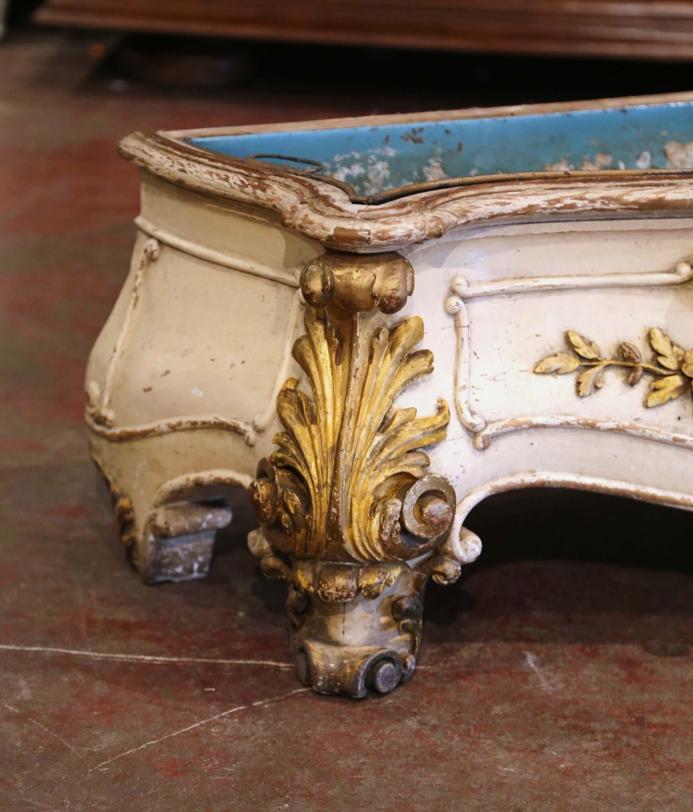 Early 19th Century, French Louis XV Carved Painted & Gilt Bombe Floor Jardinière For Sale 4