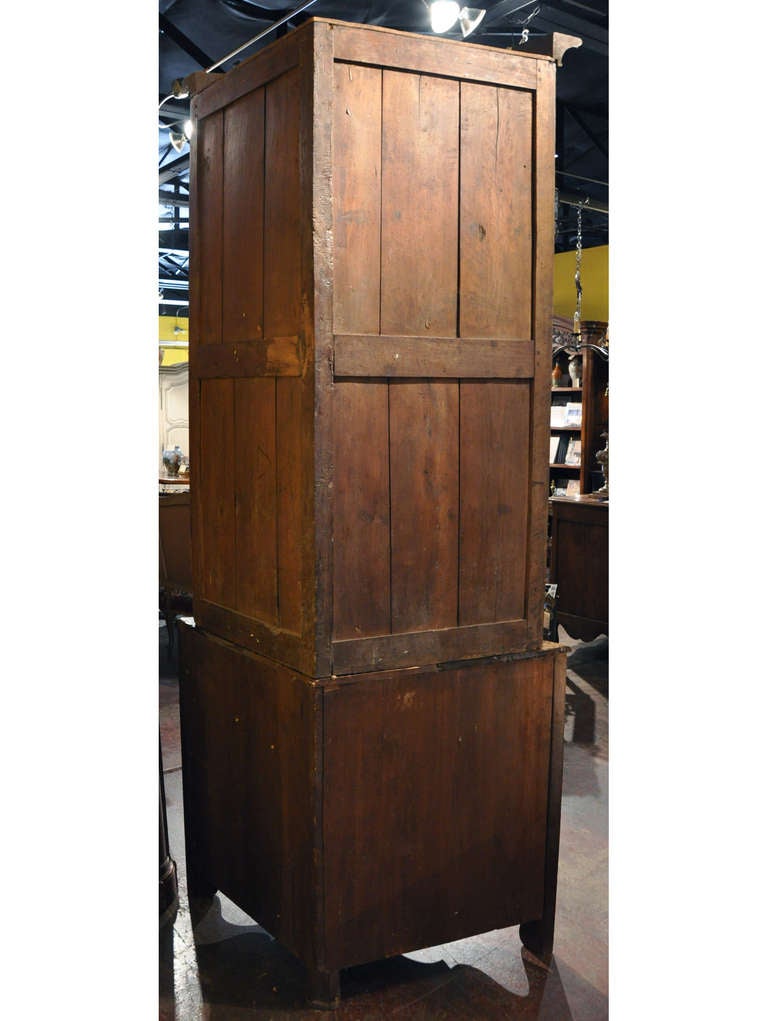 Armoire d'angle bombée Louis XV du début du XIXe siècle en noyer sculpté, deux pièces en vente 2