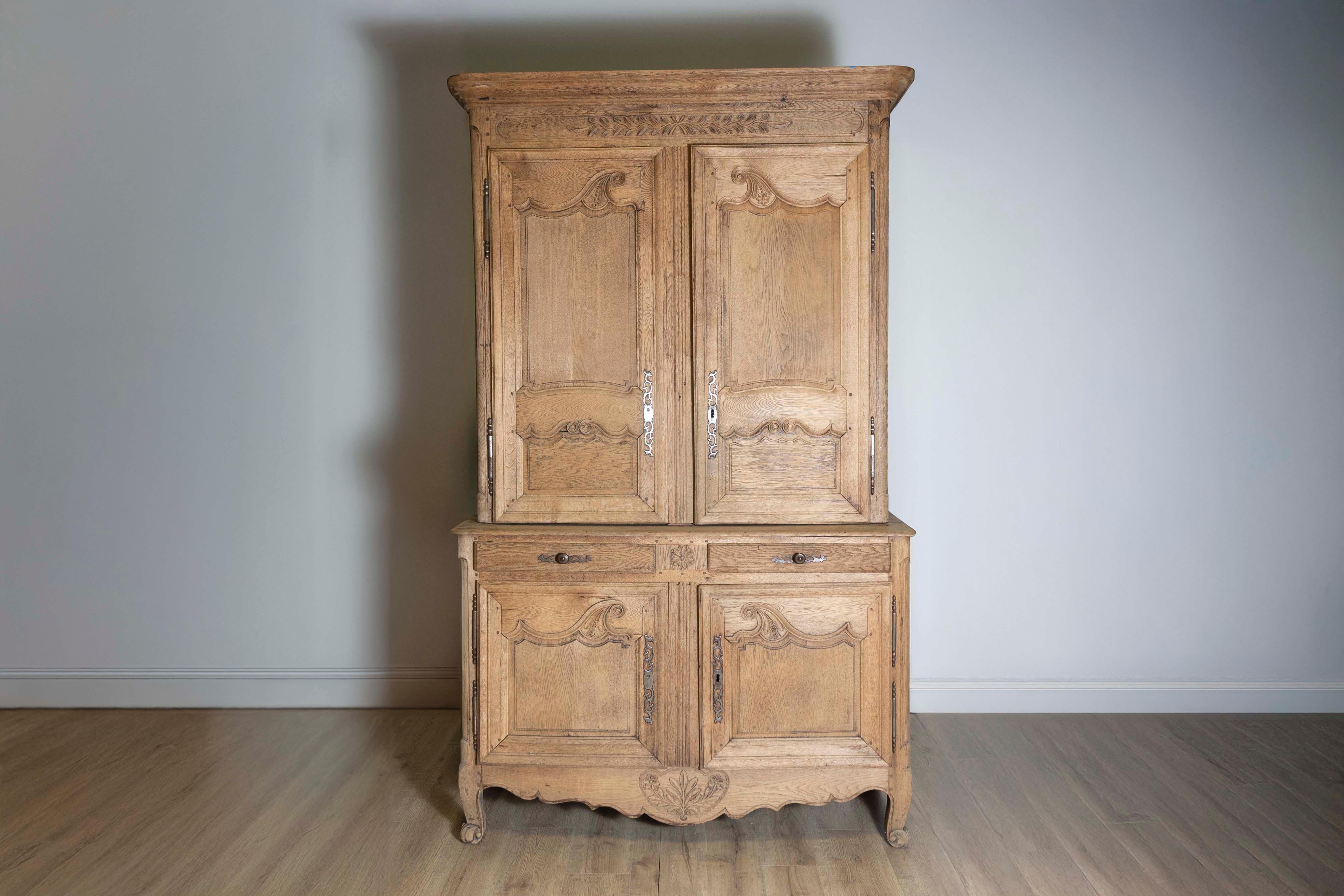 Questo buffet deux corps in stile Luigi XV francese dell'inizio del XIX secolo mette in mostra l'eleganza e la raffinatezza sinonimo di design provinciale francese. Realizzato in legno di quercia, il mobile è caratterizzato da splendidi dettagli