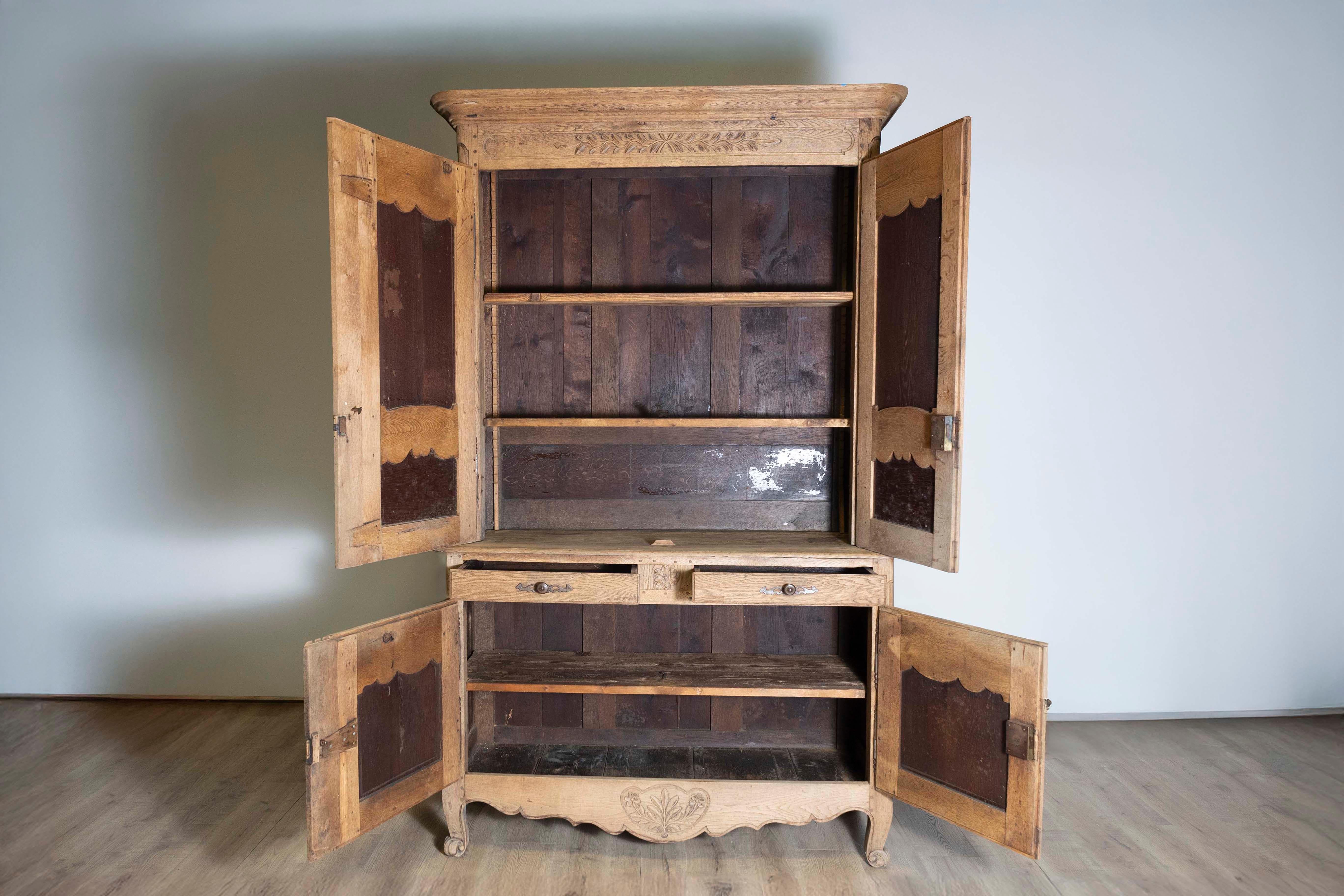 Francese Buffet Deux Corps in stile Luigi XV francese dell'inizio del XIX secolo in vendita