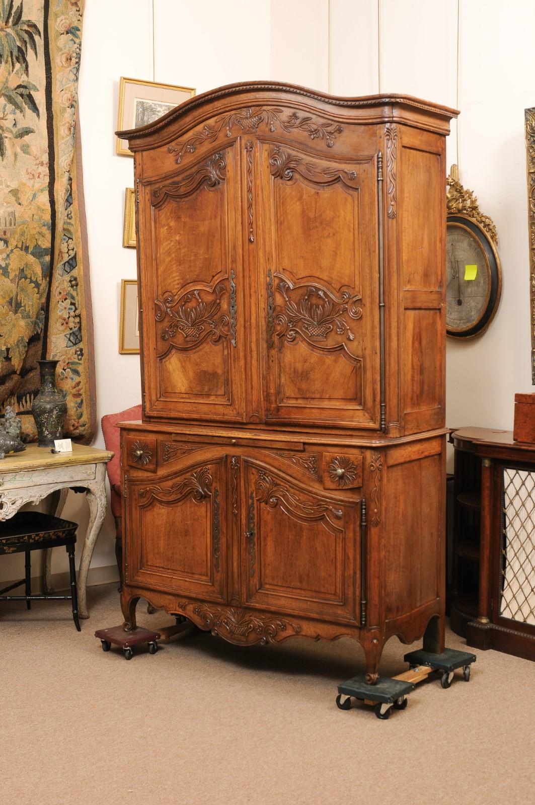 Buffet Deux Corps de nogal tallado estilo Luis XV francés de principios del siglo XIX en venta 6