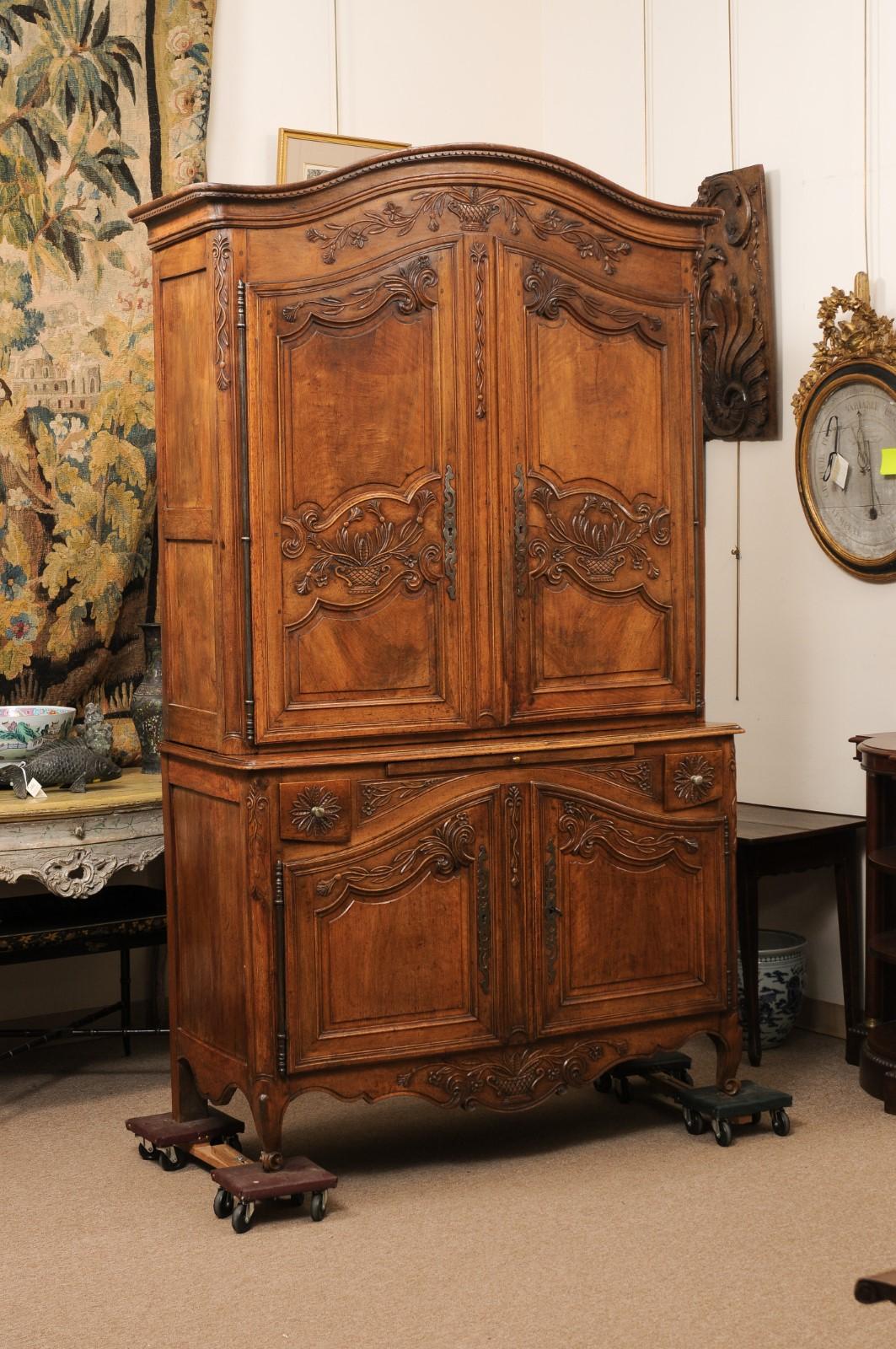  Early 19th Century French Louis XV Style Carved Walnut Buffet Deux Corps In Good Condition For Sale In Atlanta, GA