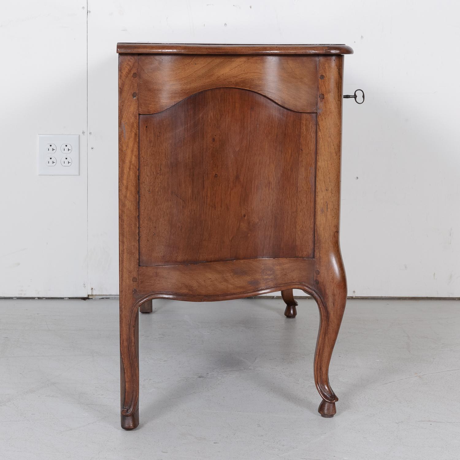 Early 19th Century French Louis XV Style Walnut Commode Sauteuse 10