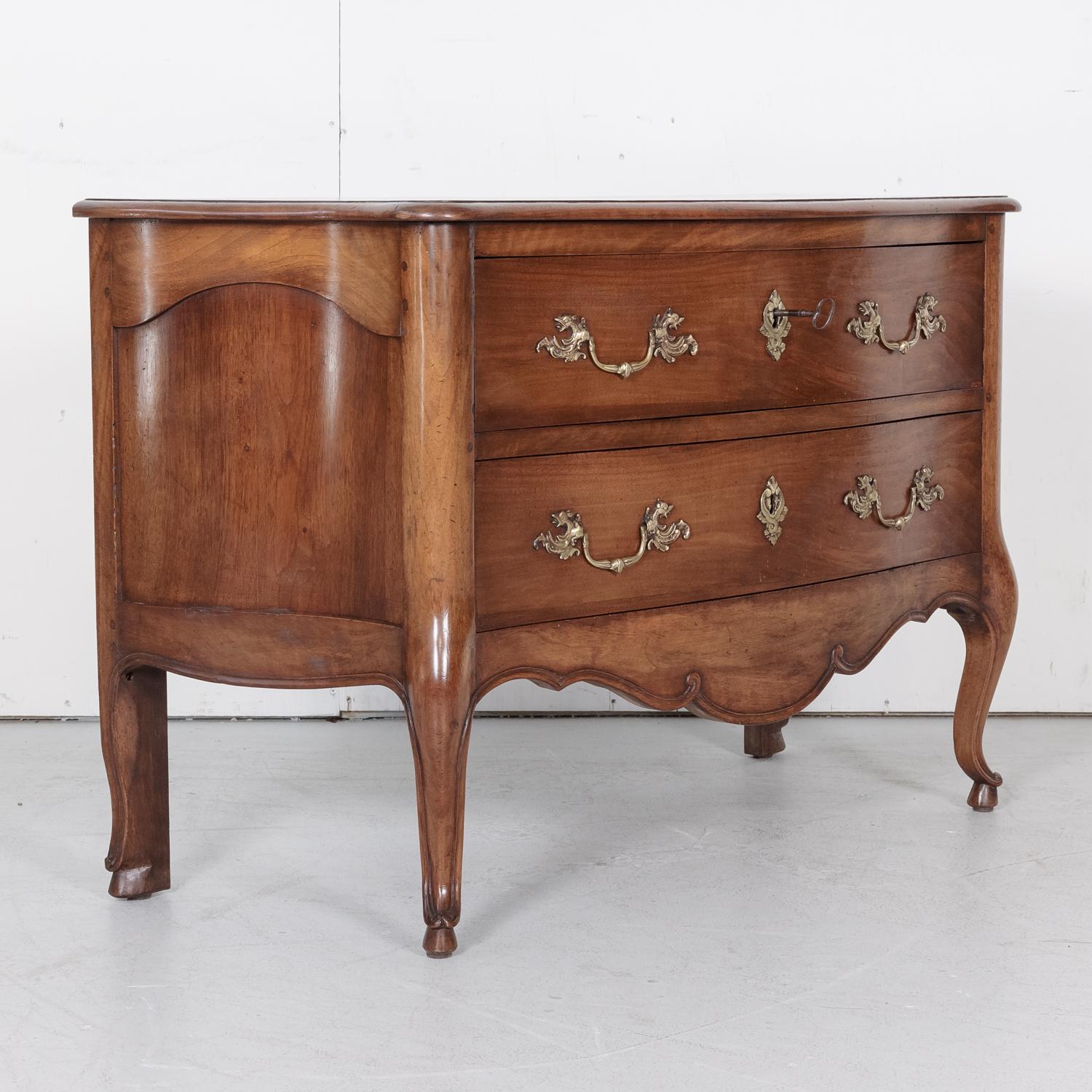 Early 19th Century French Louis XV Style Walnut Commode Sauteuse In Good Condition In Birmingham, AL