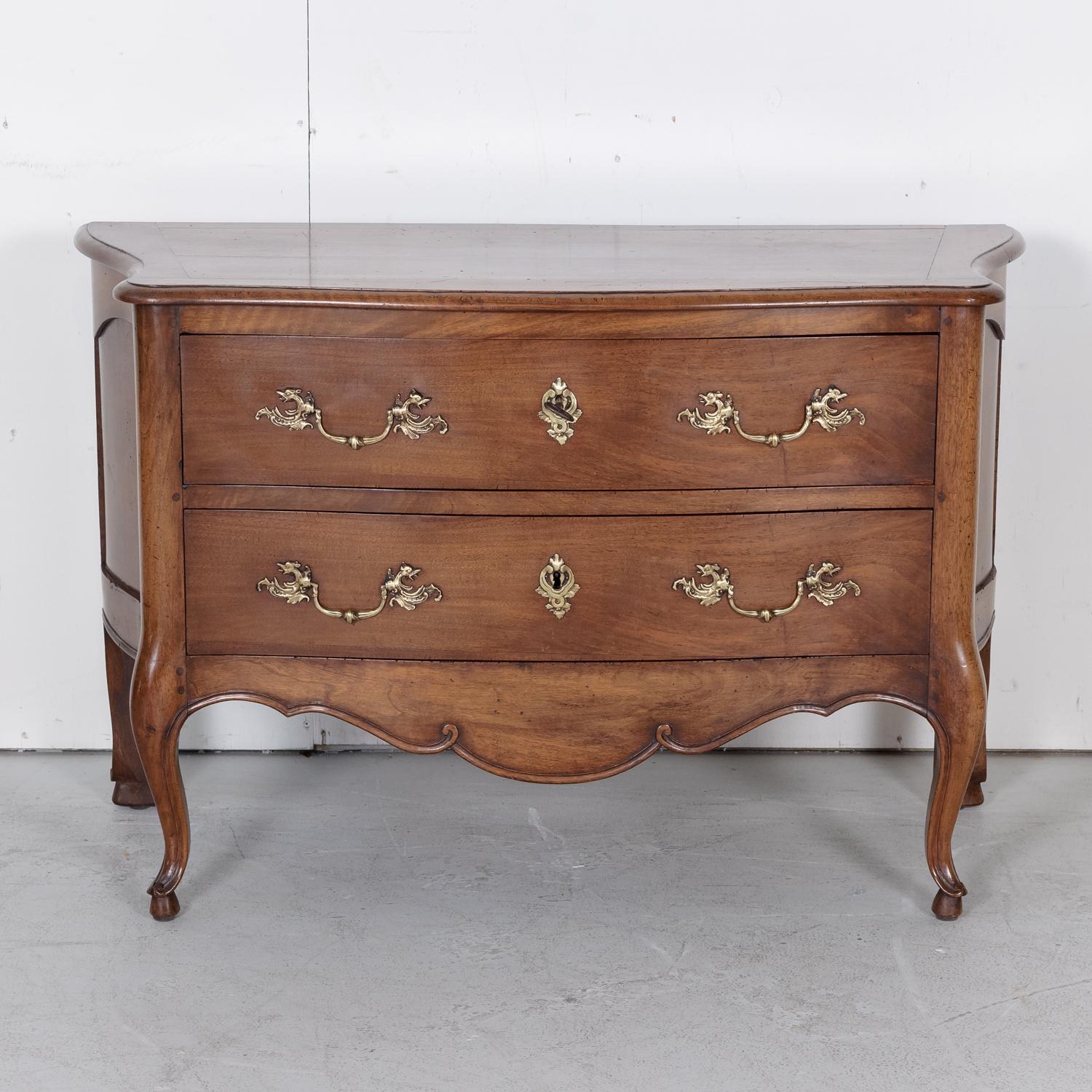 Early 19th Century French Louis XV Style Walnut Commode Sauteuse 1