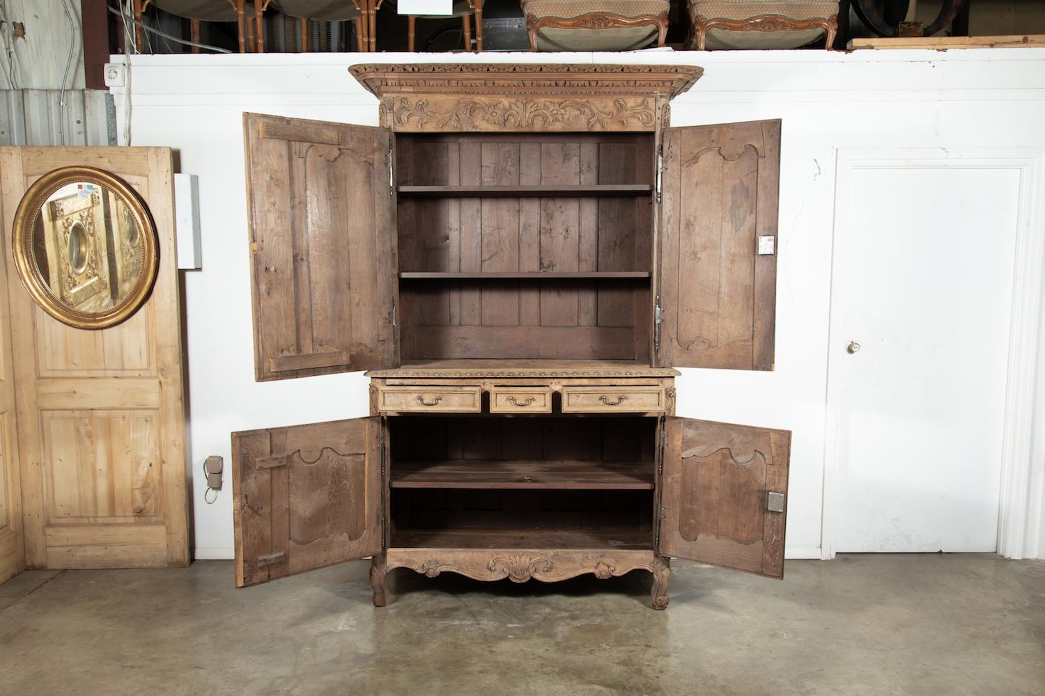 Early 19th Century French Louis XV Washed Oak Buffet Deux Corps In Good Condition In Birmingham, AL