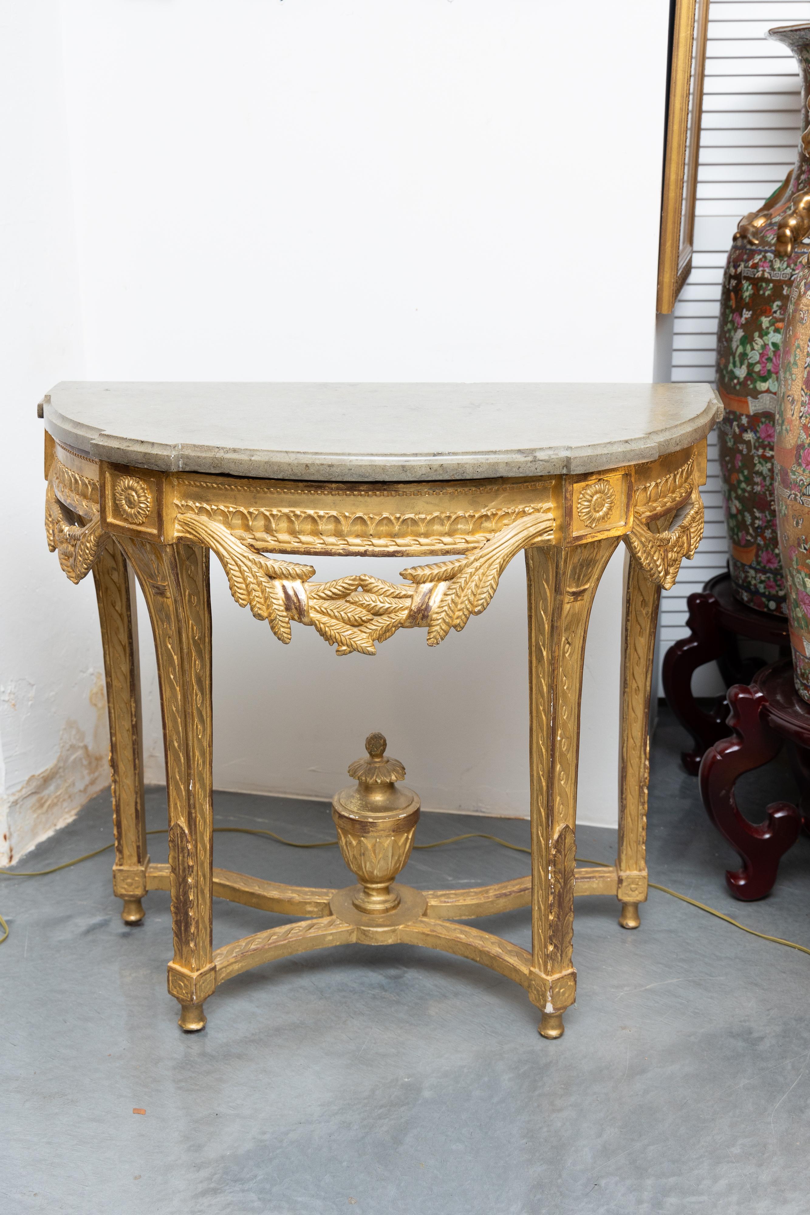 Sculpté à la main Console en bois doré Louis XVI du début du 19e siècle en vente
