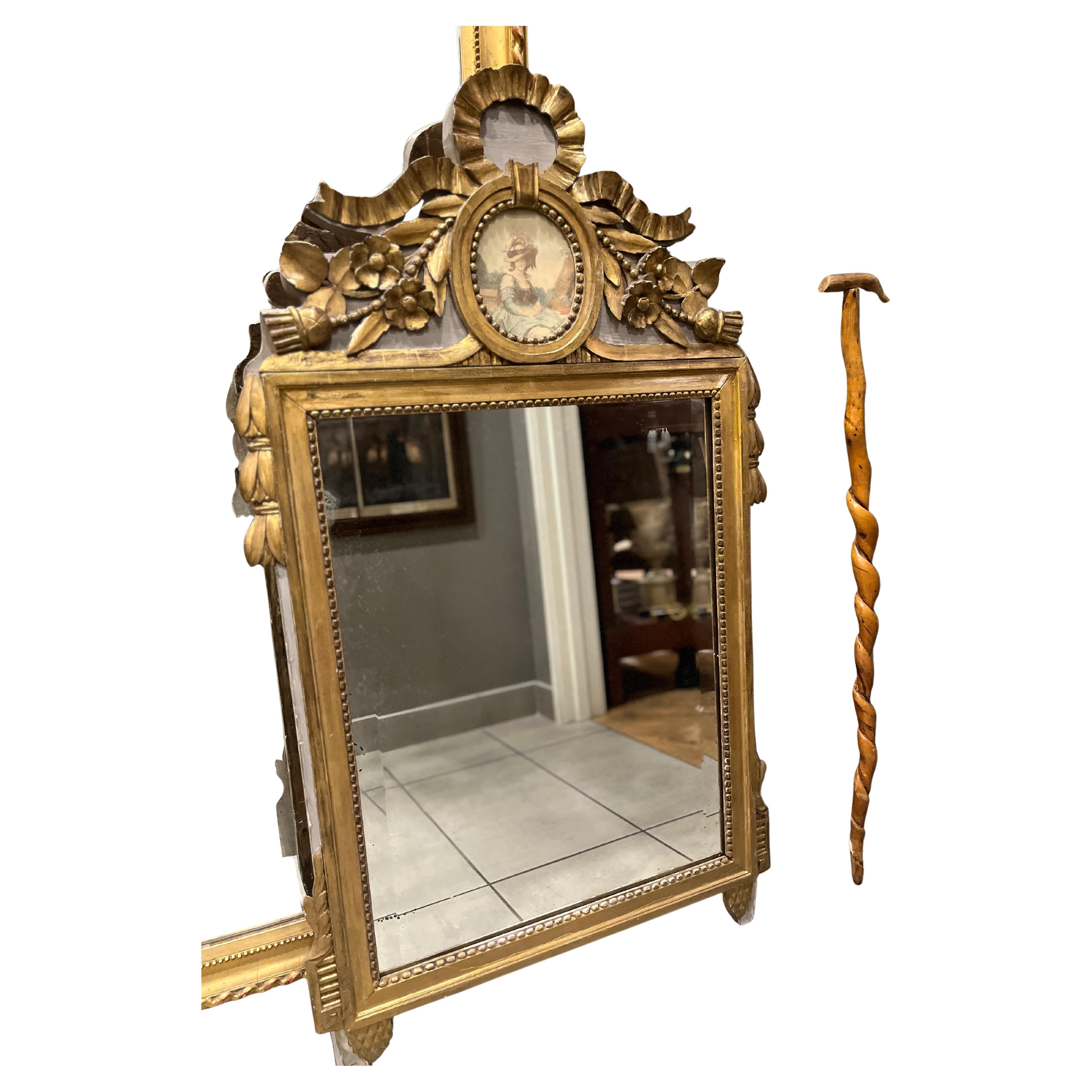 Miroir en bois doré Louis XVI du début du 19ème siècle. Magnifique miroir acheté en France. Usure appropriée à l'âge, voir les photos détaillées ou nous envoyer un message avec des questions.