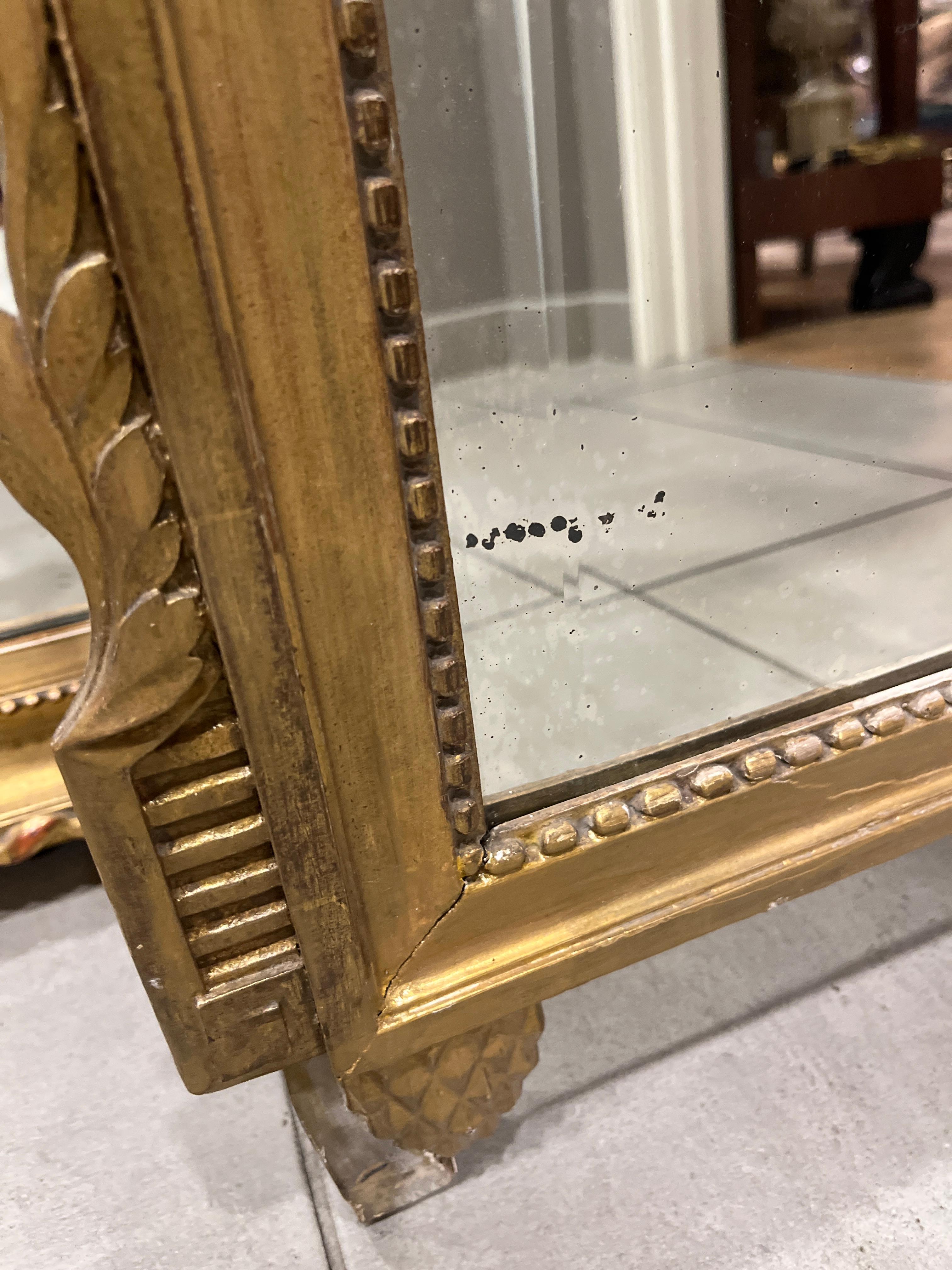 Français Miroir en bois doré Louis XVI du début du 19e siècle en vente