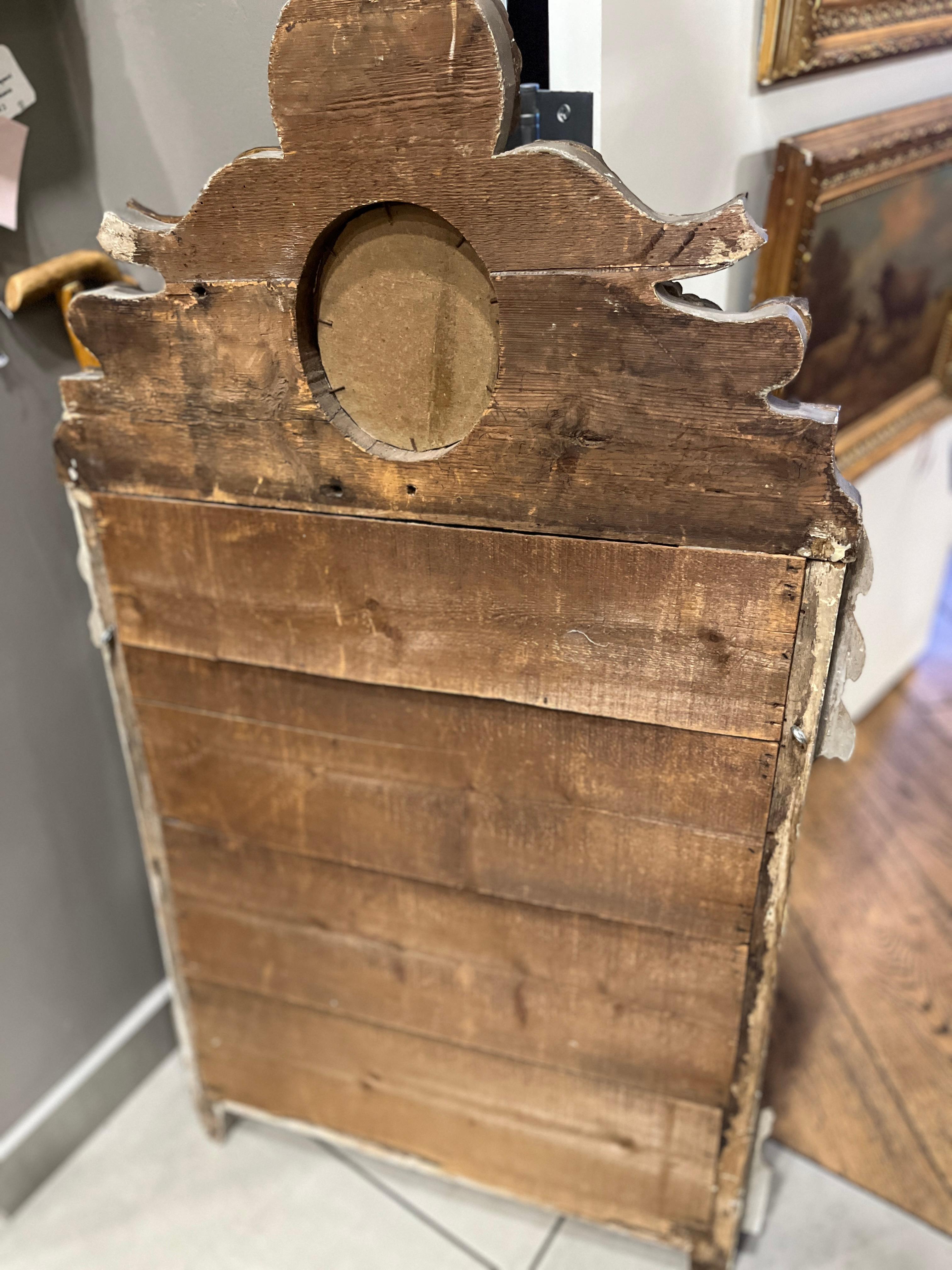 Miroir en bois doré Louis XVI du début du 19e siècle en vente 2