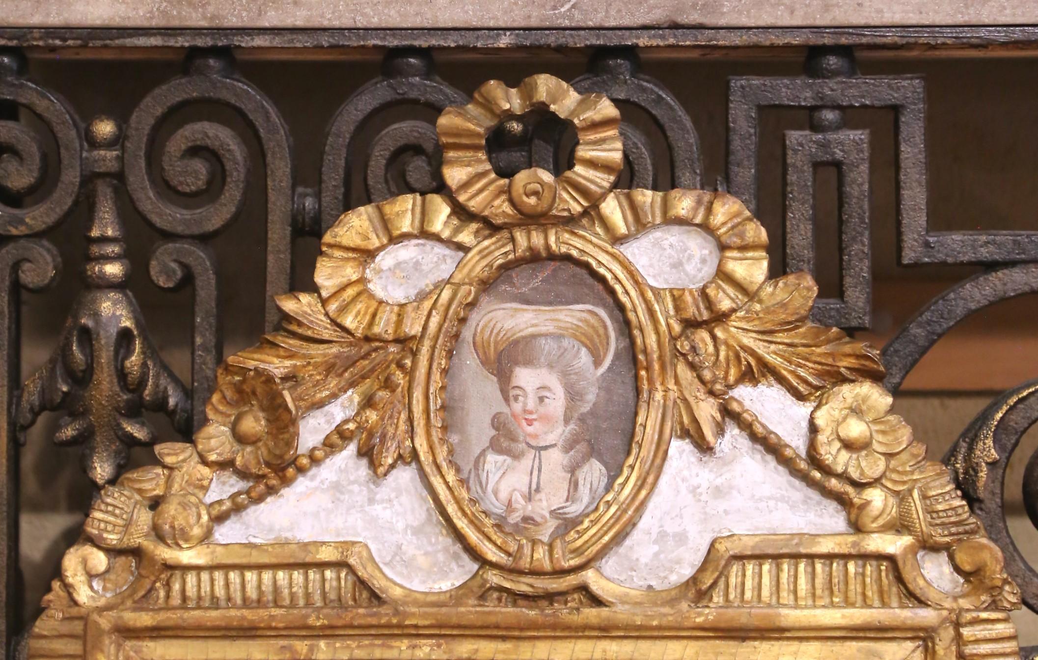 Français Miroir en bois doré Louis XVI du début du 19ème siècle avec médaillon de portrait en vente