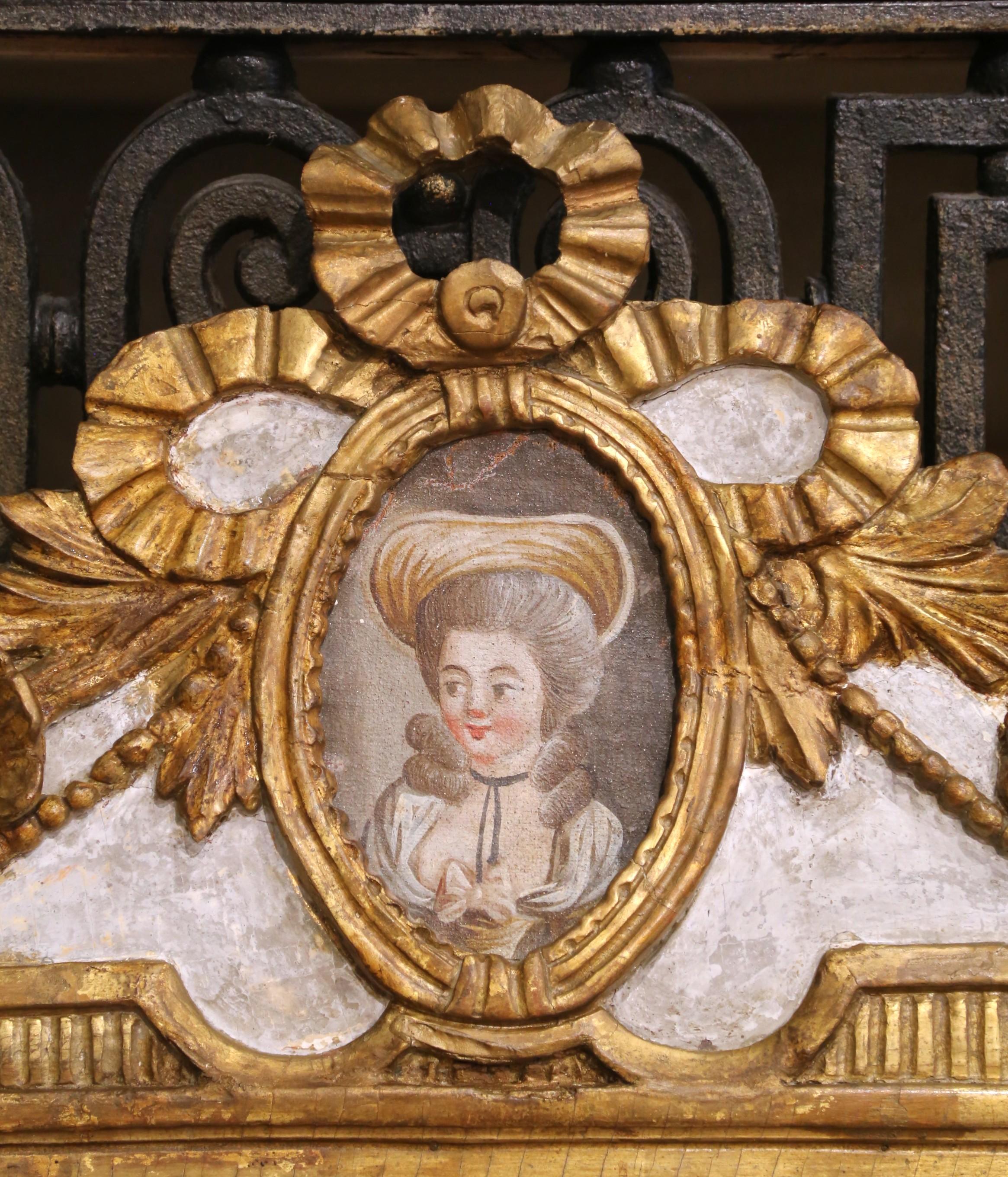 Sculpté à la main Miroir en bois doré Louis XVI du début du 19ème siècle avec médaillon de portrait en vente