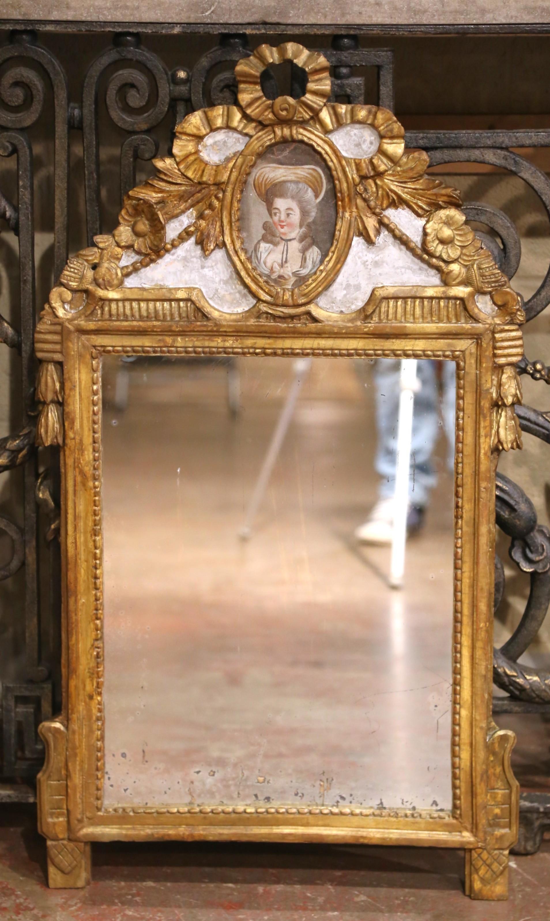 Miroir en bois doré Louis XVI du début du 19ème siècle avec médaillon de portrait Excellent état - En vente à Dallas, TX