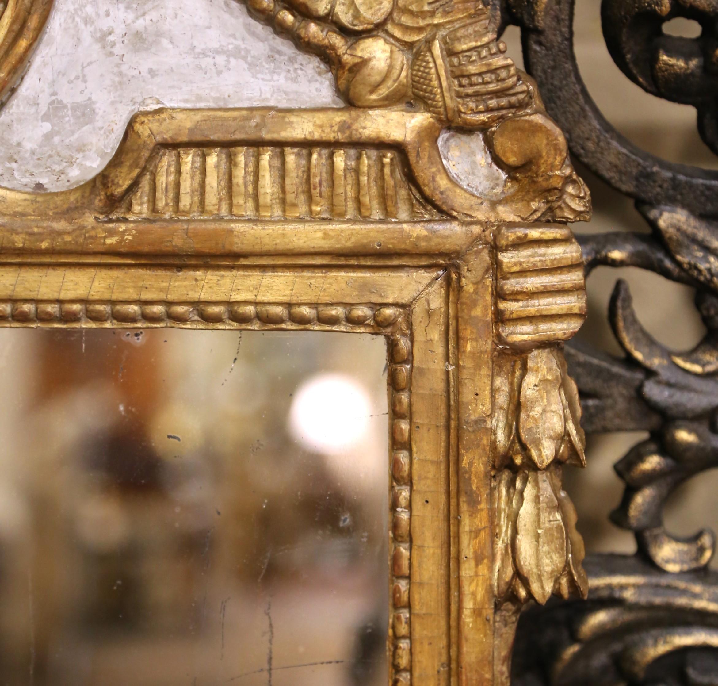 Verre Miroir en bois doré Louis XVI du début du 19ème siècle avec médaillon de portrait en vente