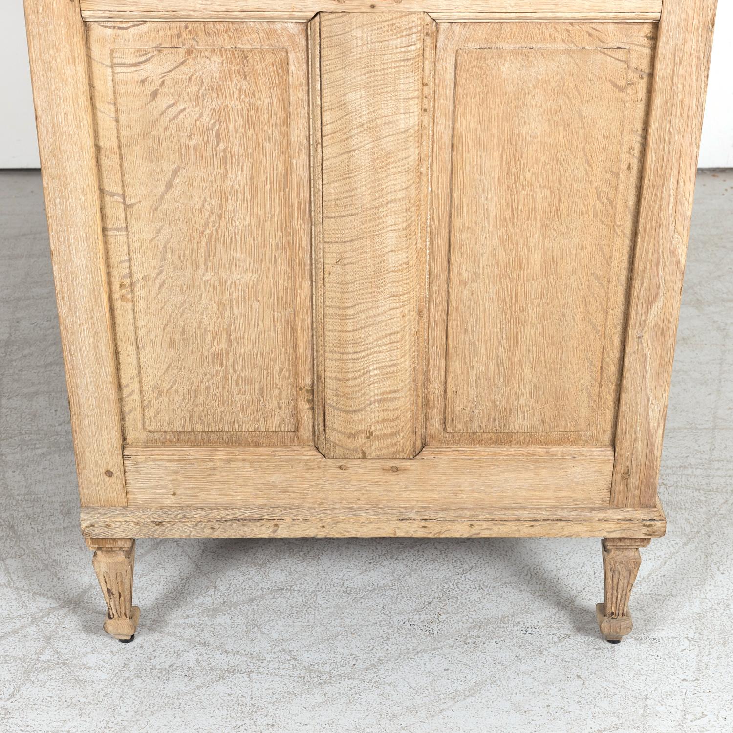 Commode provençale en chêne blanchi du début du XIXe siècle de style Louis XVI français 9