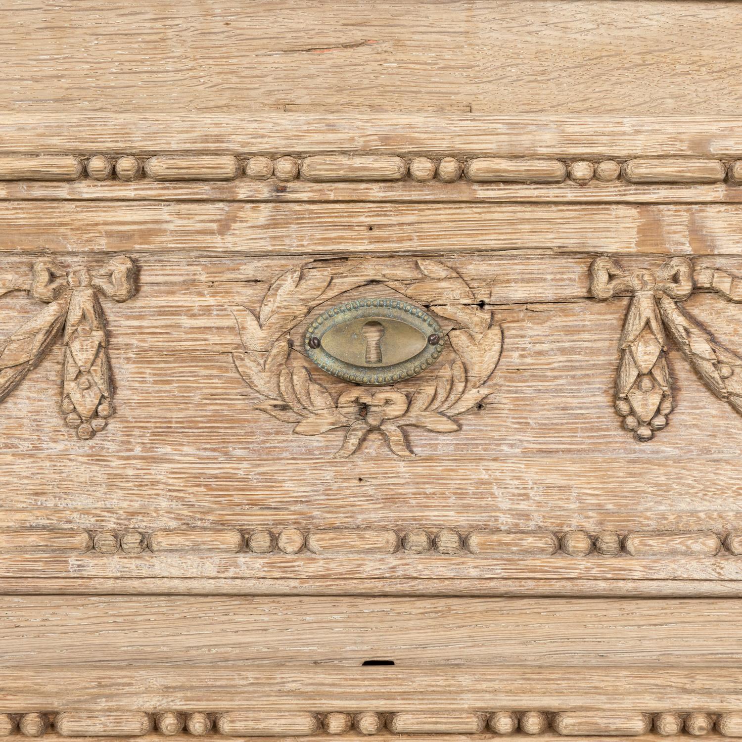 Laiton Commode provençale en chêne blanchi du début du XIXe siècle de style Louis XVI français