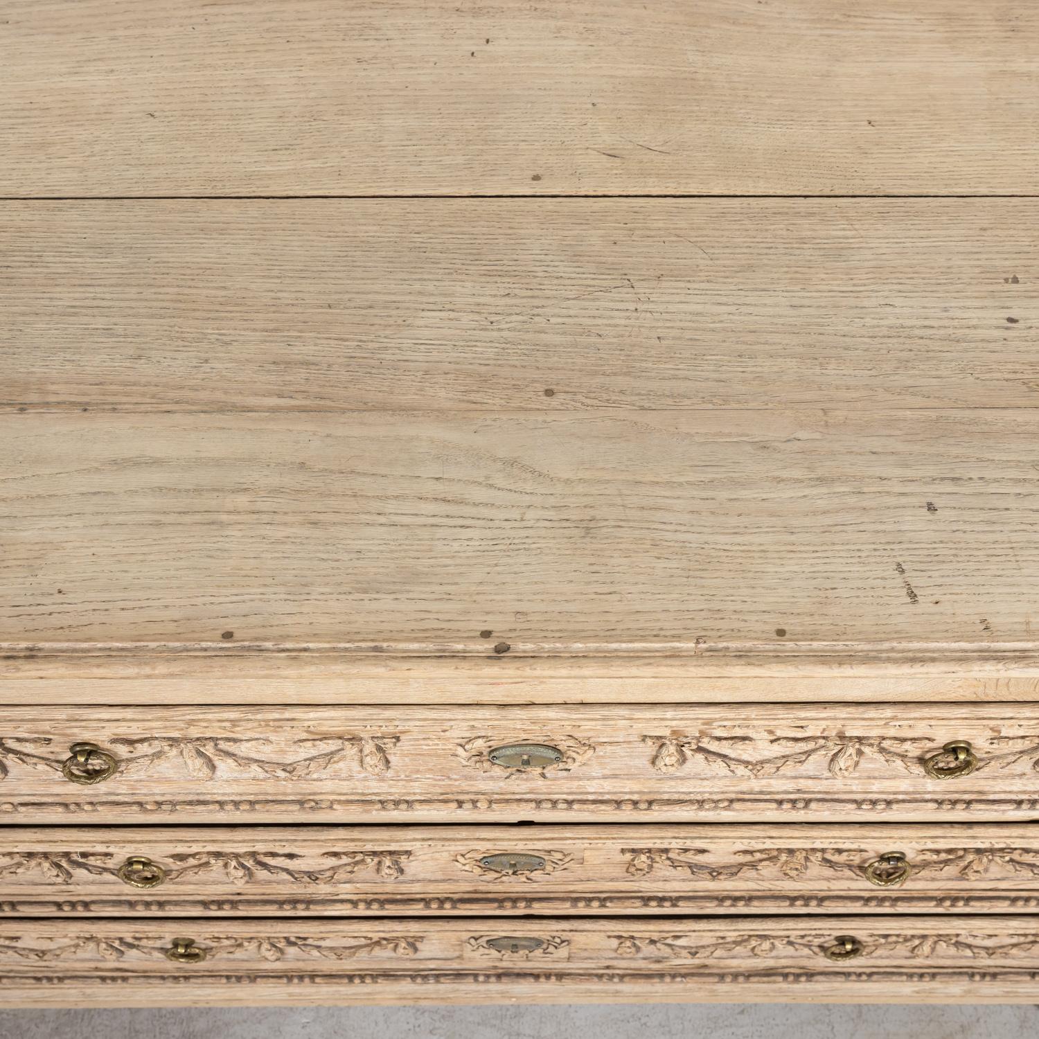 Commode provençale en chêne blanchi du début du XIXe siècle de style Louis XVI français 1