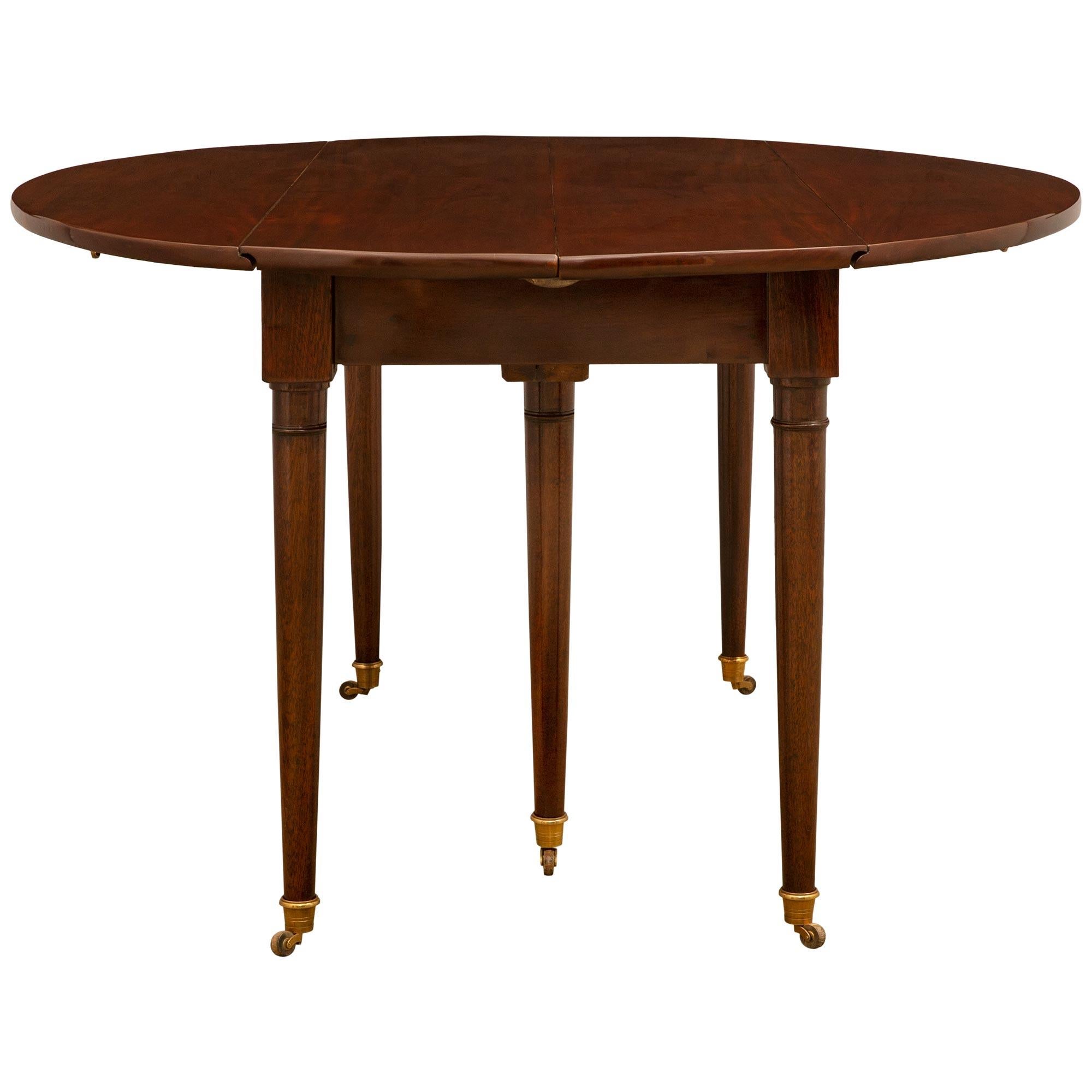 Français Table de salle à manger à abattant en acajou de style Louis XVI du début du XIXe siècle français en vente