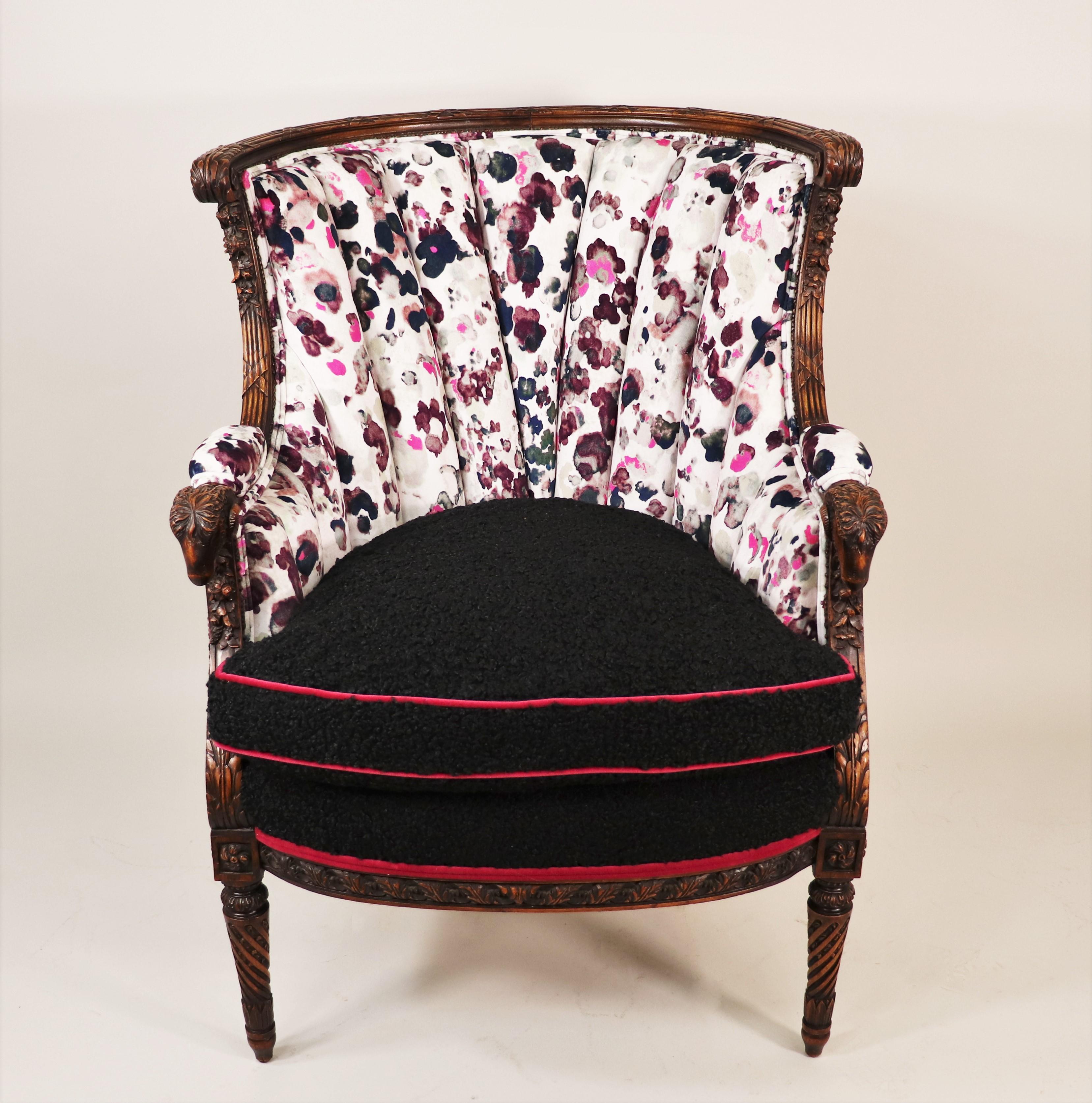 Ce fauteuil bergère Louis XVI en noyer du début du XIXe siècle est polyvalent, classique et confortable. Il s'agissait d'une chaise conçue dans le style Louis XVI. Au cours de la seconde moitié du XVIIIe siècle, le mobilier français a subi une