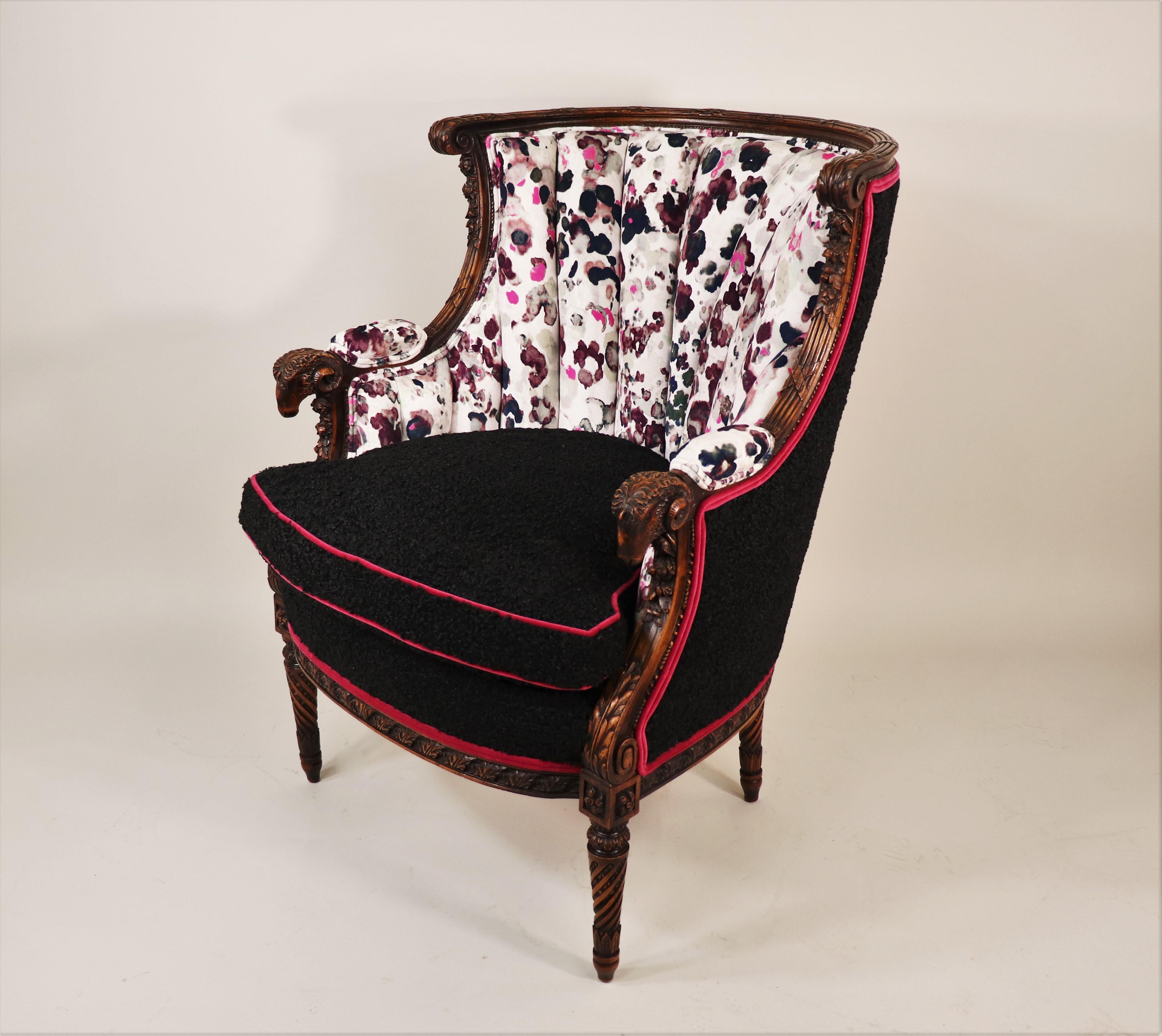 Early 19th Century French Louis XVI Walnut Bergère Armchair With Modern Fabric In Good Condition For Sale In Chicago, IL