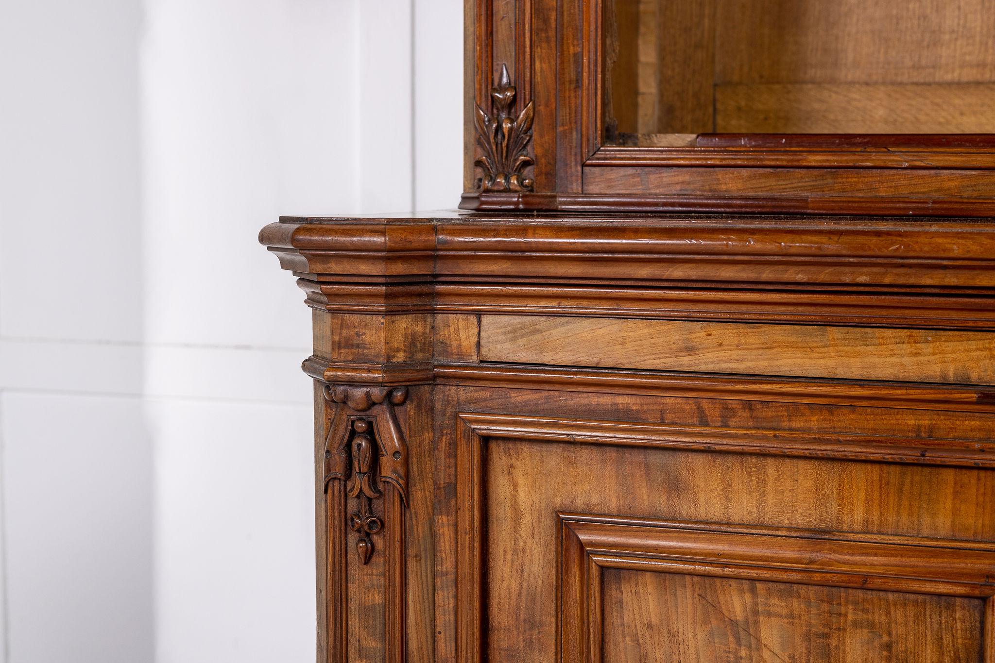 An Exceptional Quality Early 19th Century French Mahogany Bookcase with the Finest Possible Veneers and Wonderful Carving Throughout.

This superb bookcase features the best quality mahogany veneers laid on to an oak carcase with solid mahogany