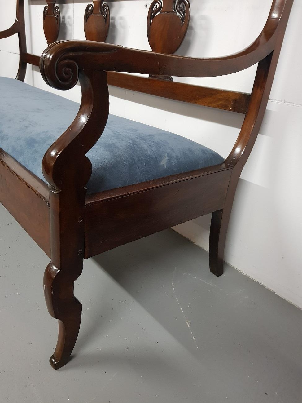 Early 19th Century French Mahogany Hall Bench of the Restauration Period For Sale 2