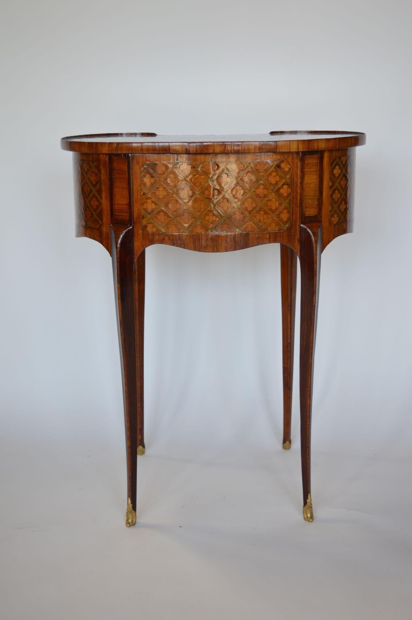 Français Table d'appoint en marqueterie française du début du XIXe siècle en vente