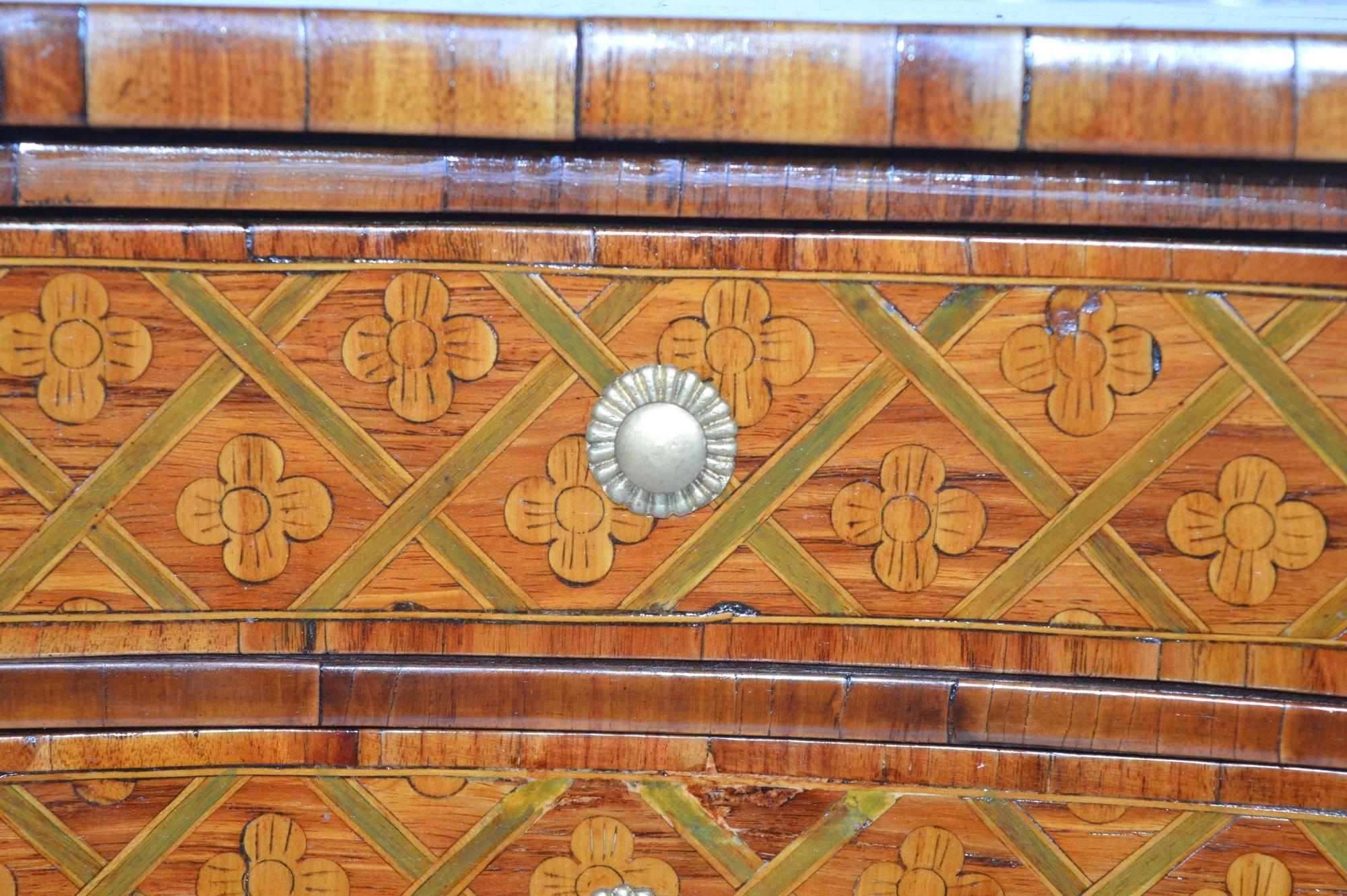 Table d'appoint en marqueterie française du début du XIXe siècle en vente 4