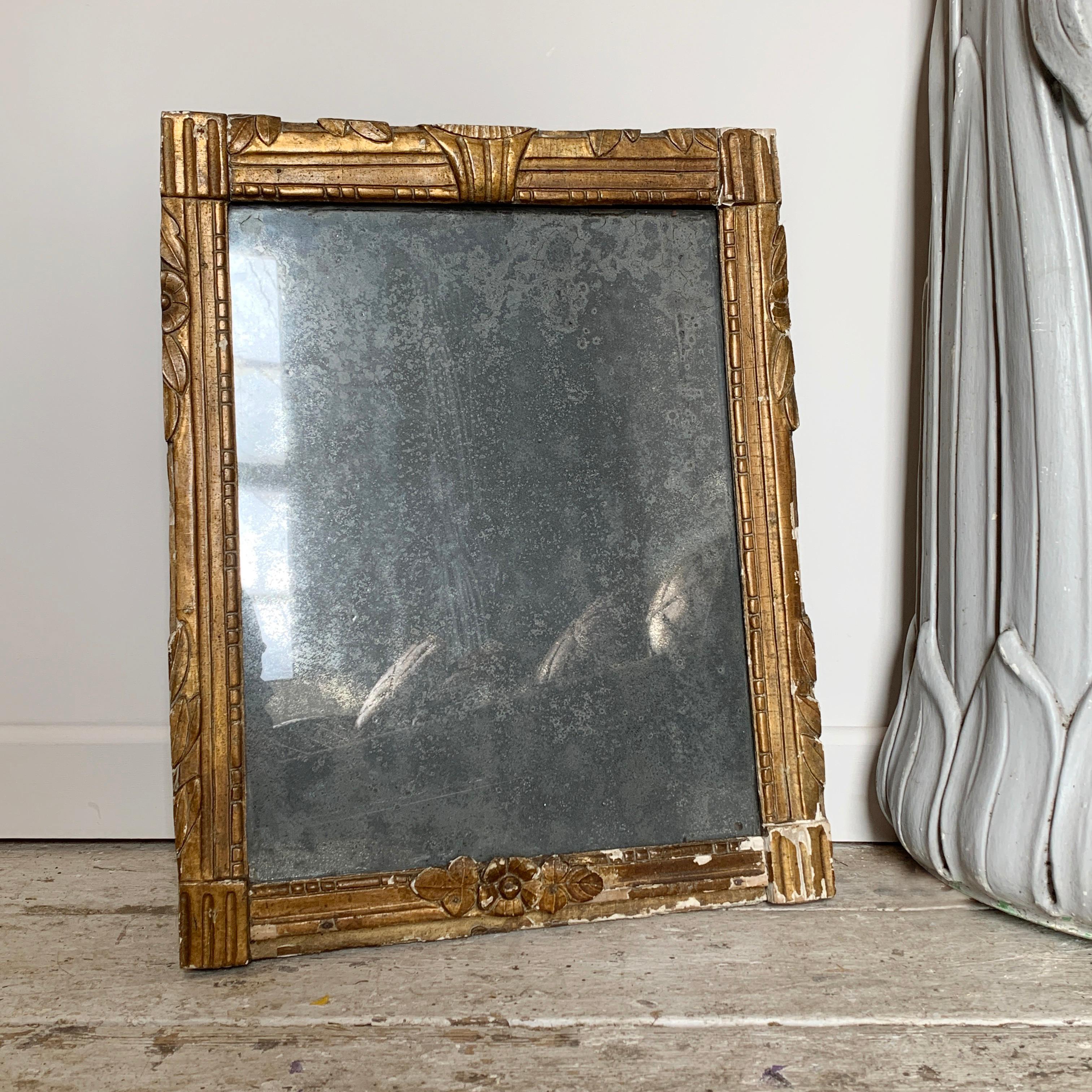 Miroir au mercure français du début du 19e siècle
Gesso doré sur bois, avec un incroyable verre au mercure gris/argent renié, qui reflète à peine et qui est un véritable miroir.
Le cadre présente quelques signes d'usure et de légères pertes sur de