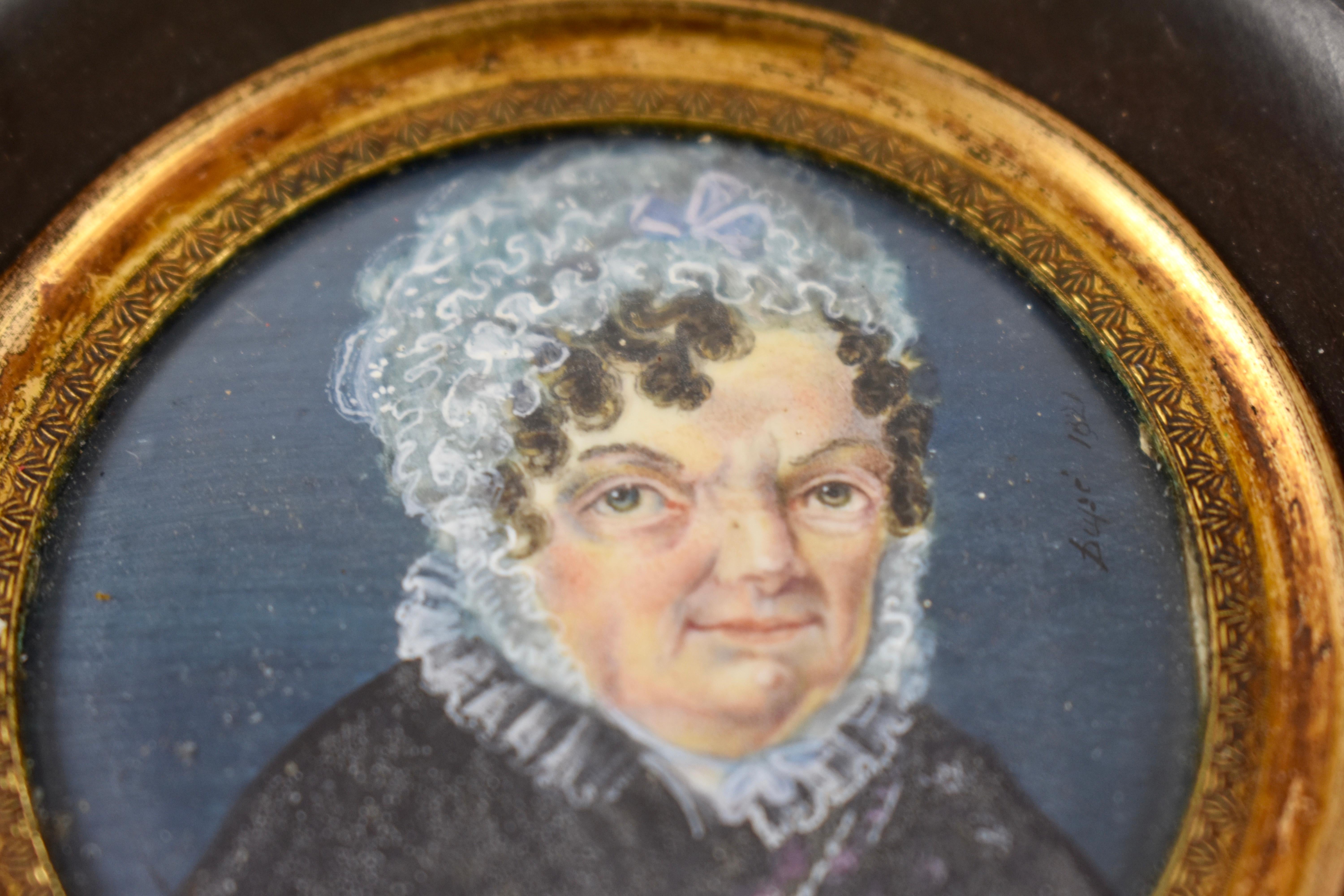 Frühes 19. Jahrhundert Gerahmtes französisches Miniatur-Porträt, Frau mit Spitzenmütze und Kragen (Französisch) im Angebot