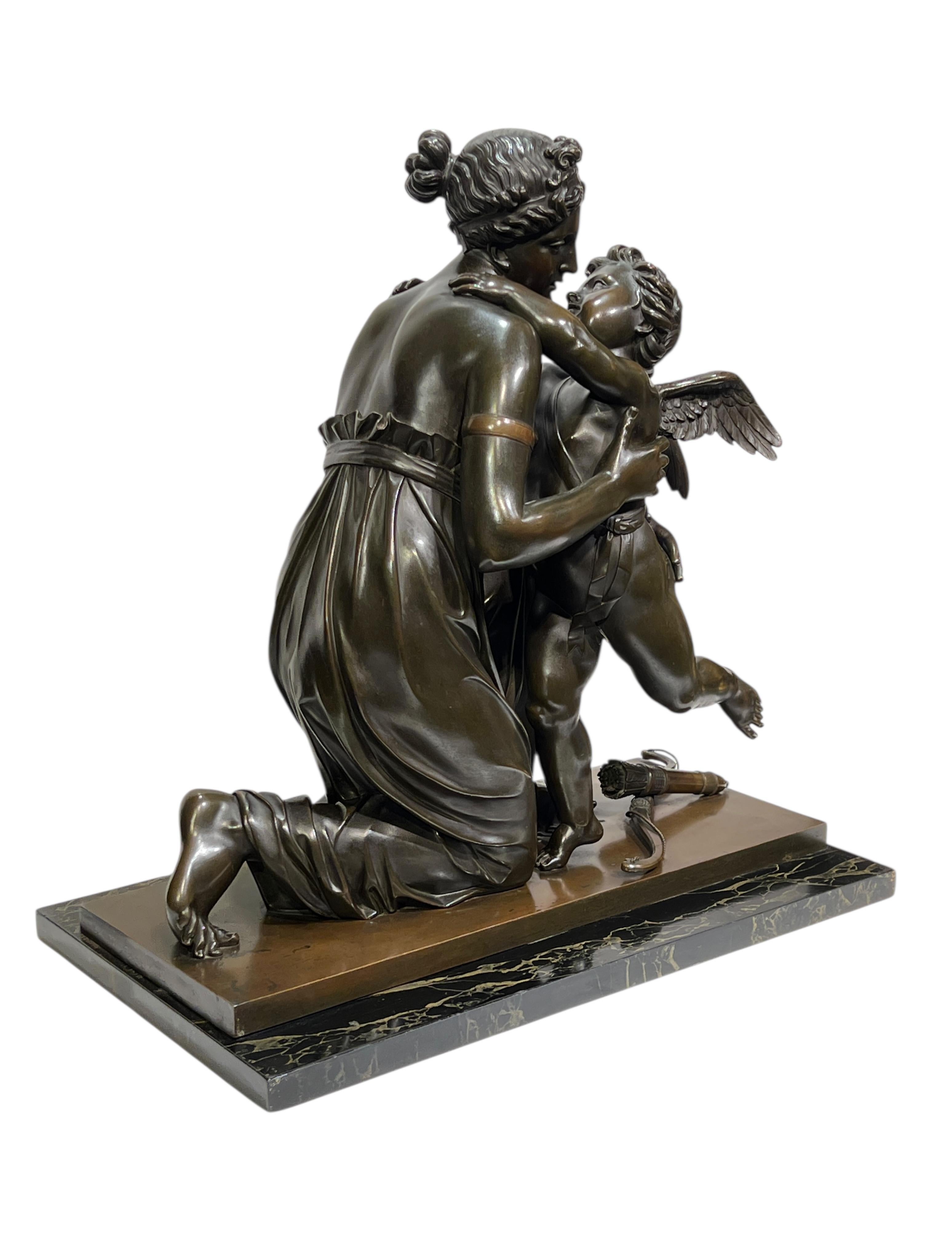 Neoclassico Early 19th Century French neoclassical Bronze Sculpture of Venus and Cupid in vendita