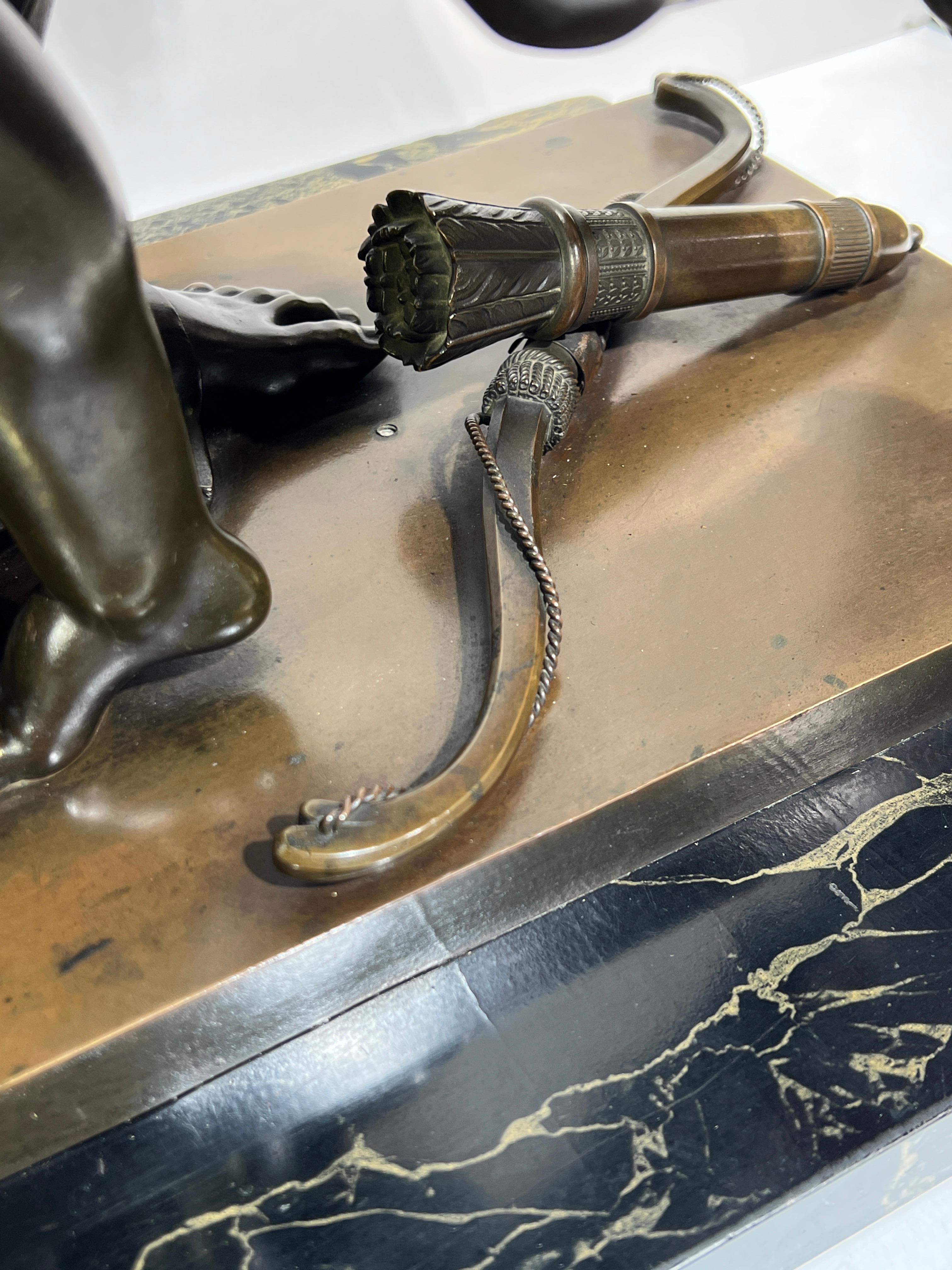 Francese Early 19th Century French neoclassical Bronze Sculpture of Venus and Cupid in vendita