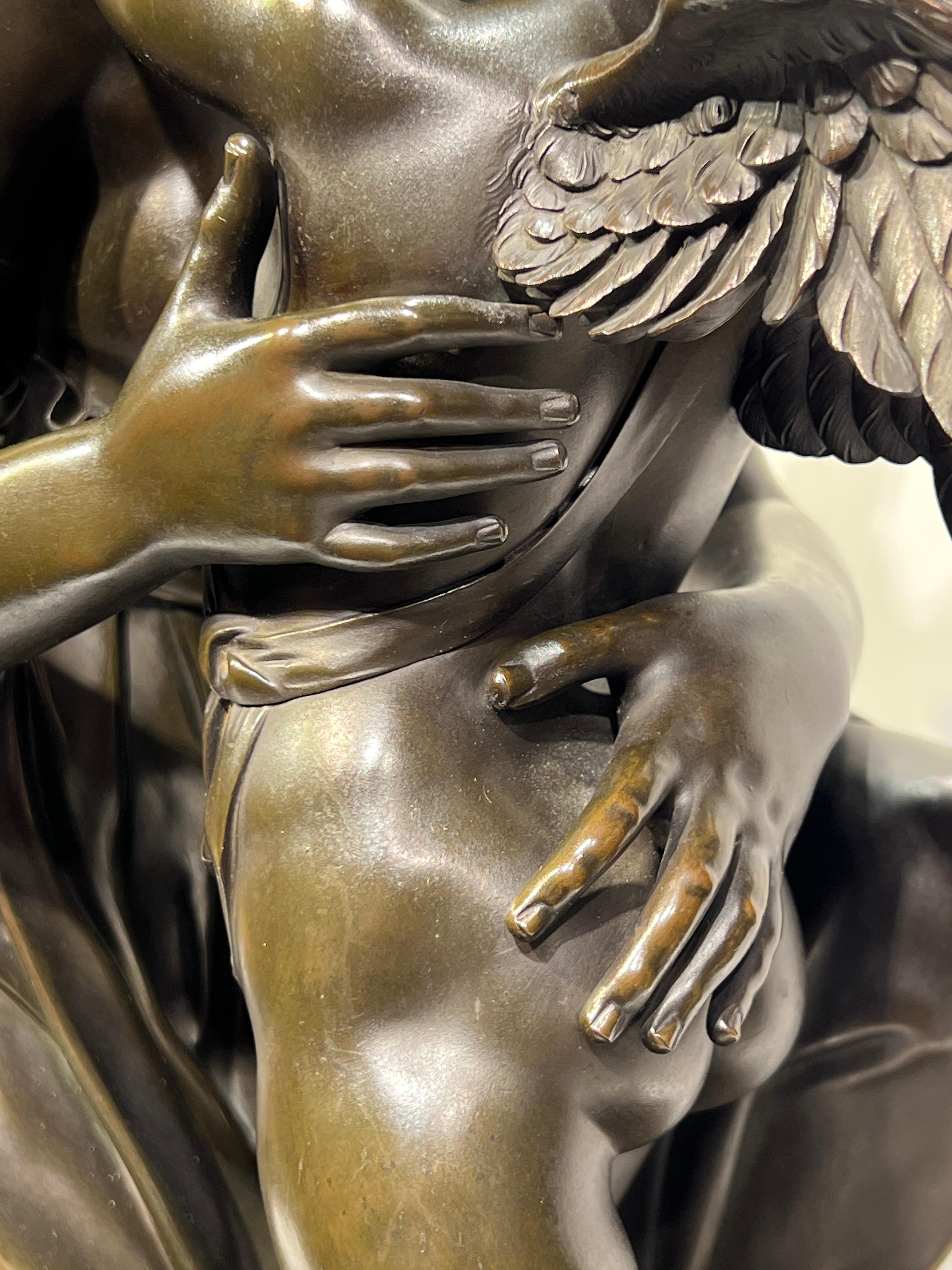 Patinato Early 19th Century French neoclassical Bronze Sculpture of Venus and Cupid in vendita