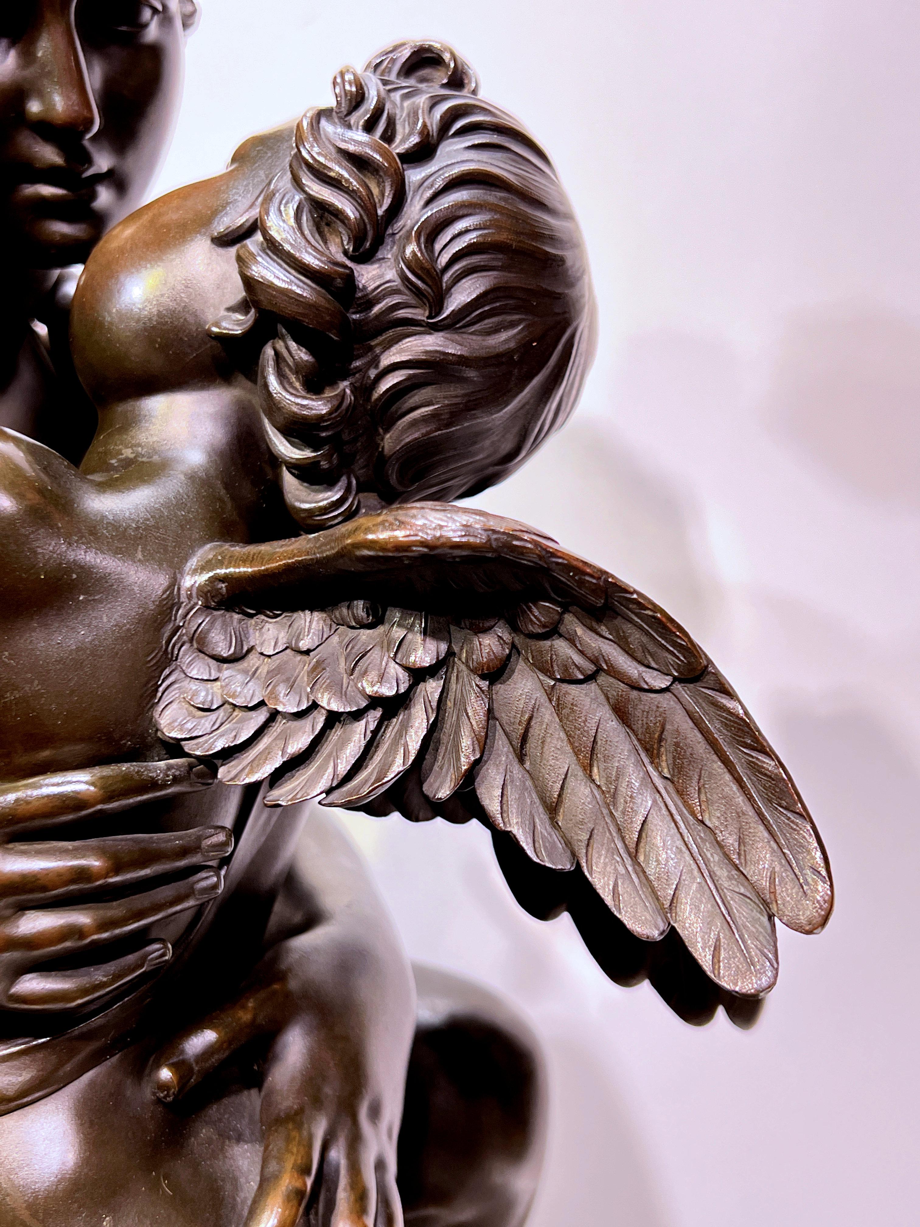 Bronzo Early 19th Century French neoclassical Bronze Sculpture of Venus and Cupid in vendita