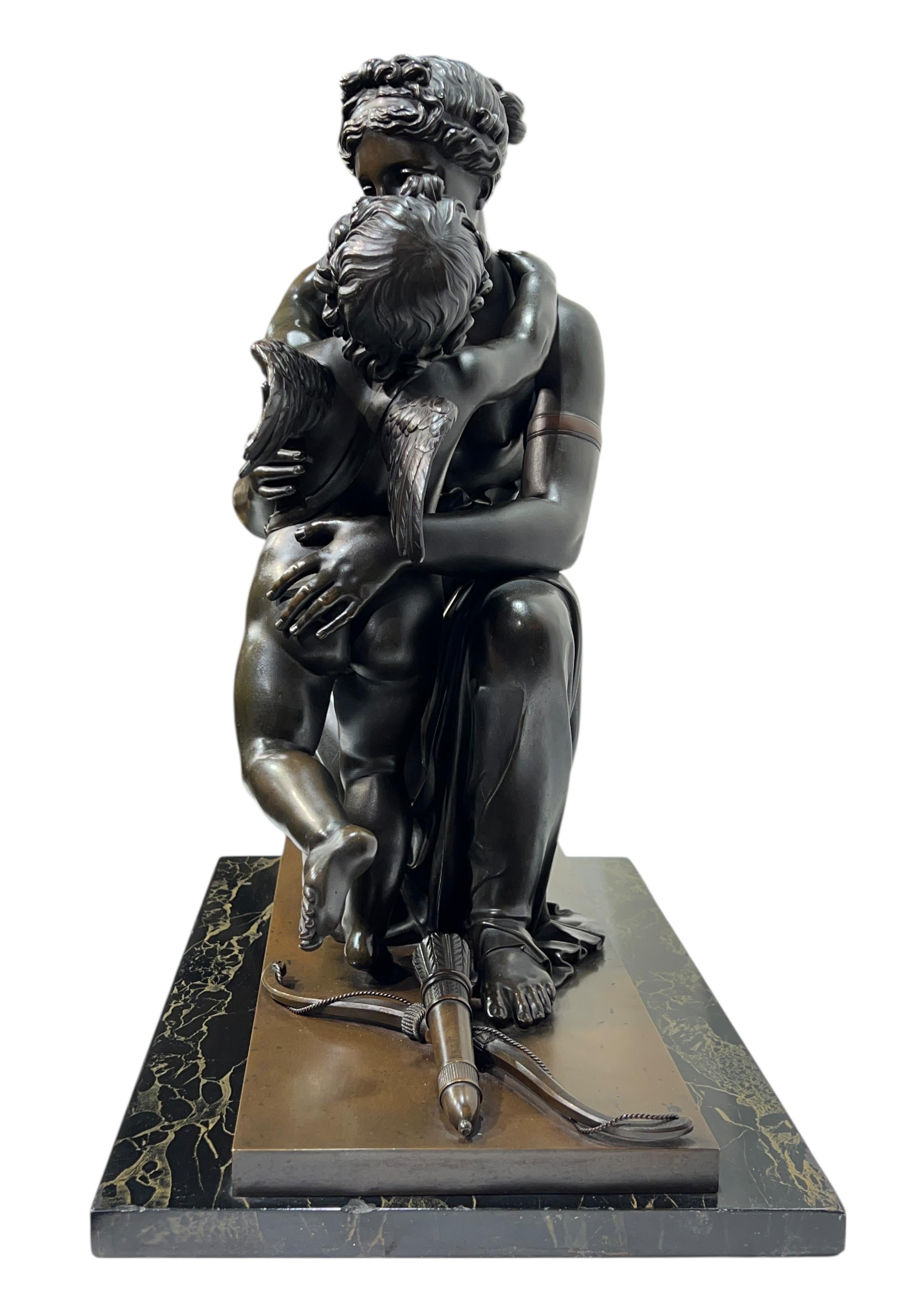 Early 19th Century French neoclassical Bronze Sculpture of Venus and Cupid in vendita 1