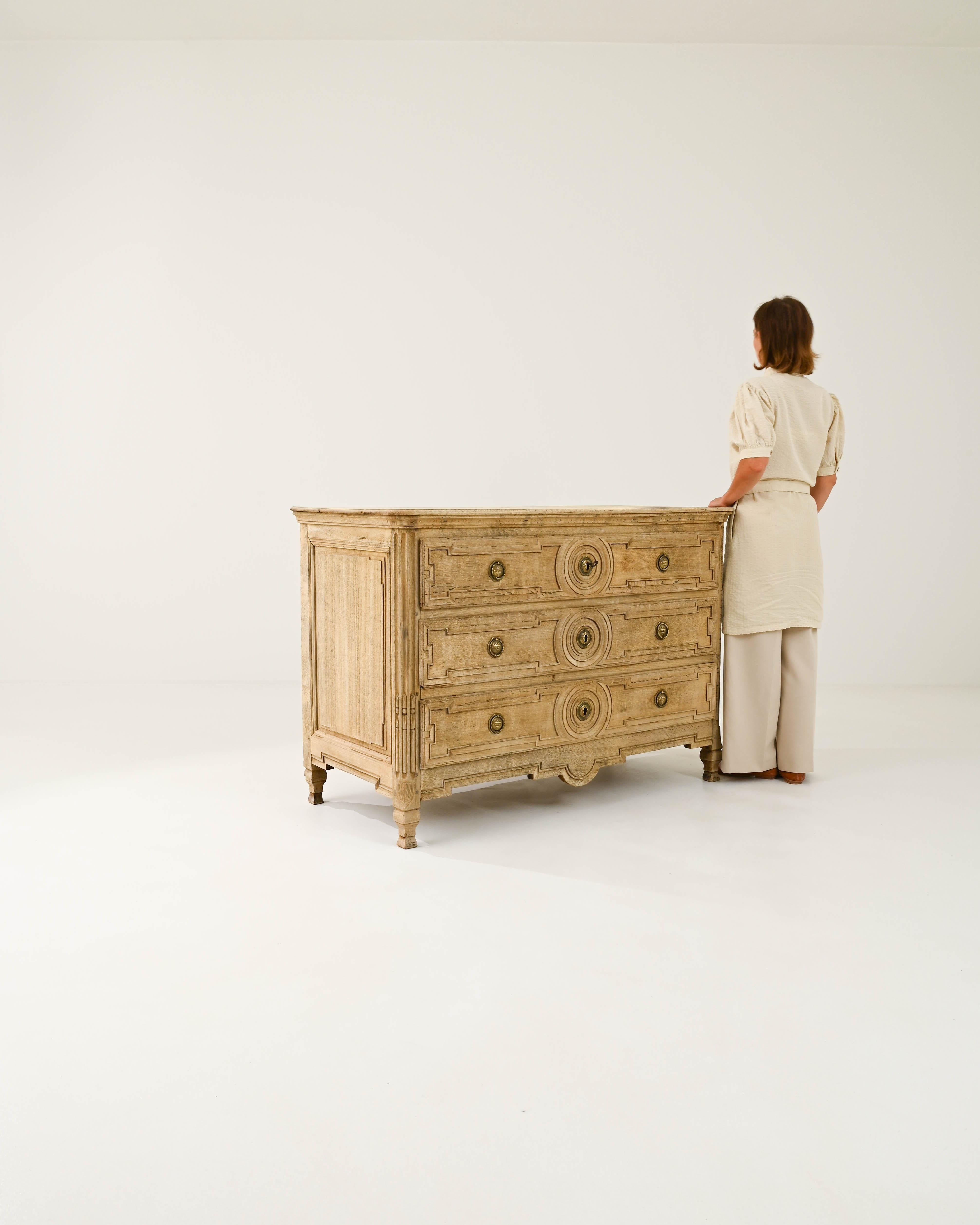 Early 19th Century French Neoclassical Oak Chest of Drawers For Sale 1