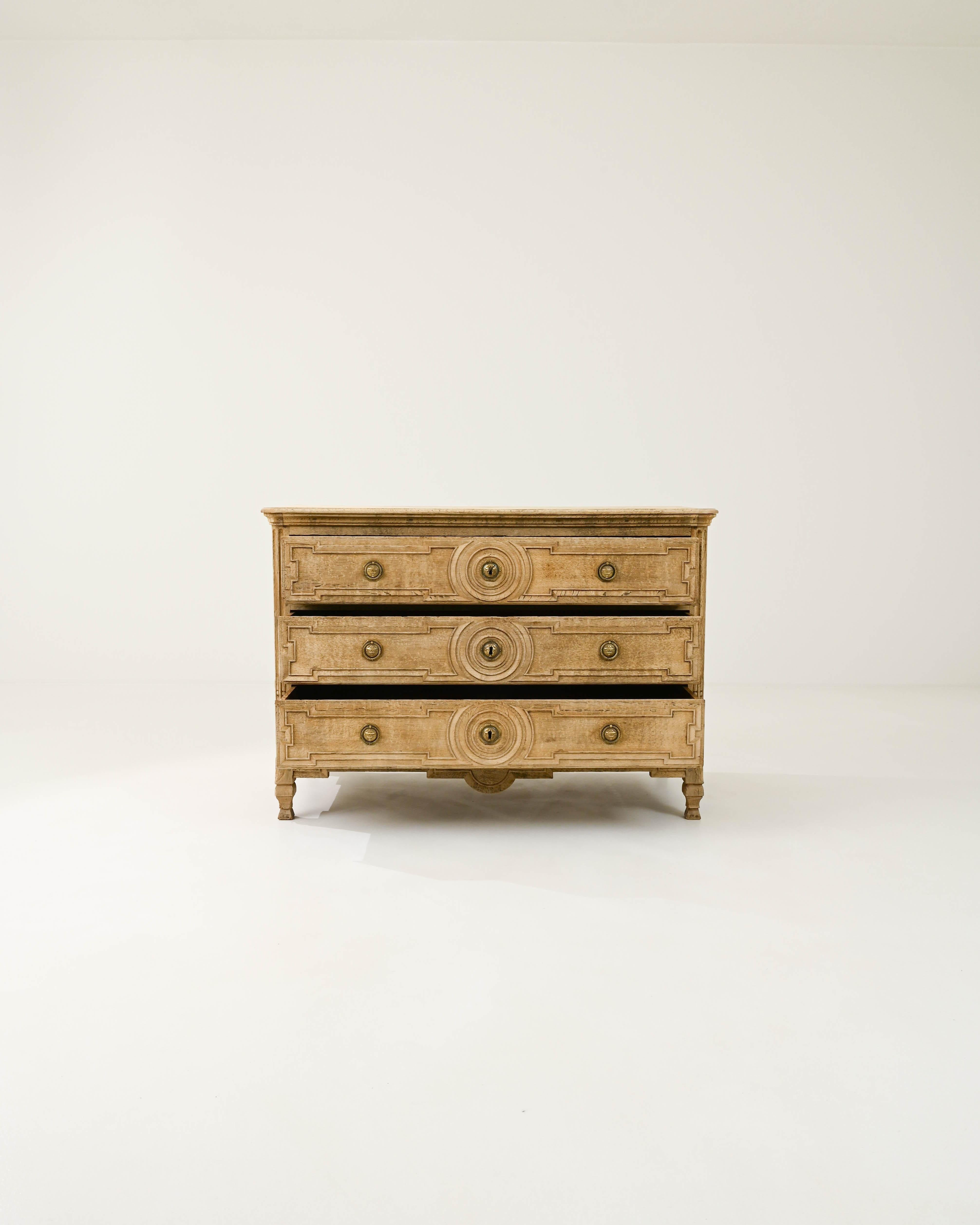 Early 19th Century French Neoclassical Oak Chest of Drawers For Sale 2