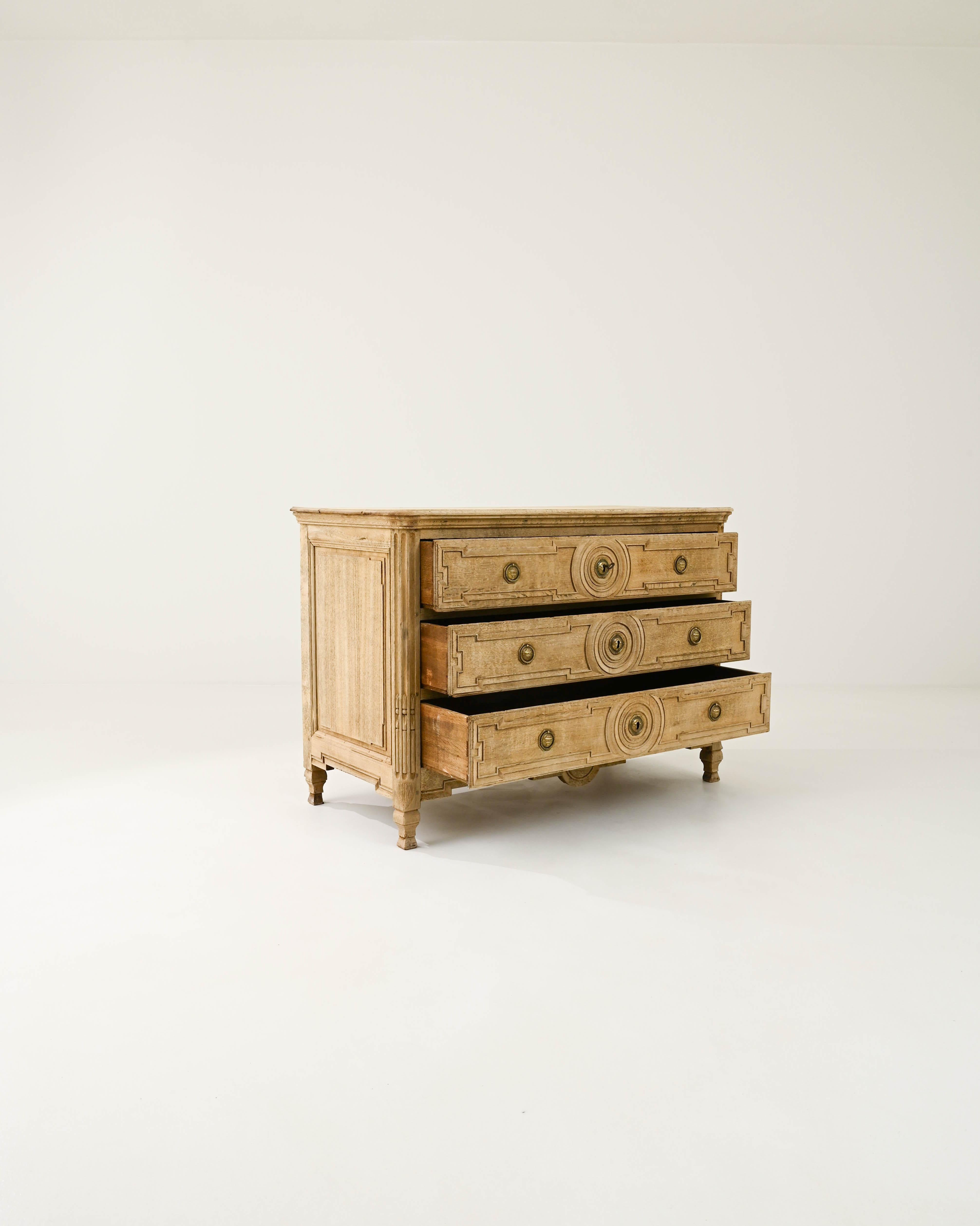 Early 19th Century French Neoclassical Oak Chest of Drawers For Sale 3