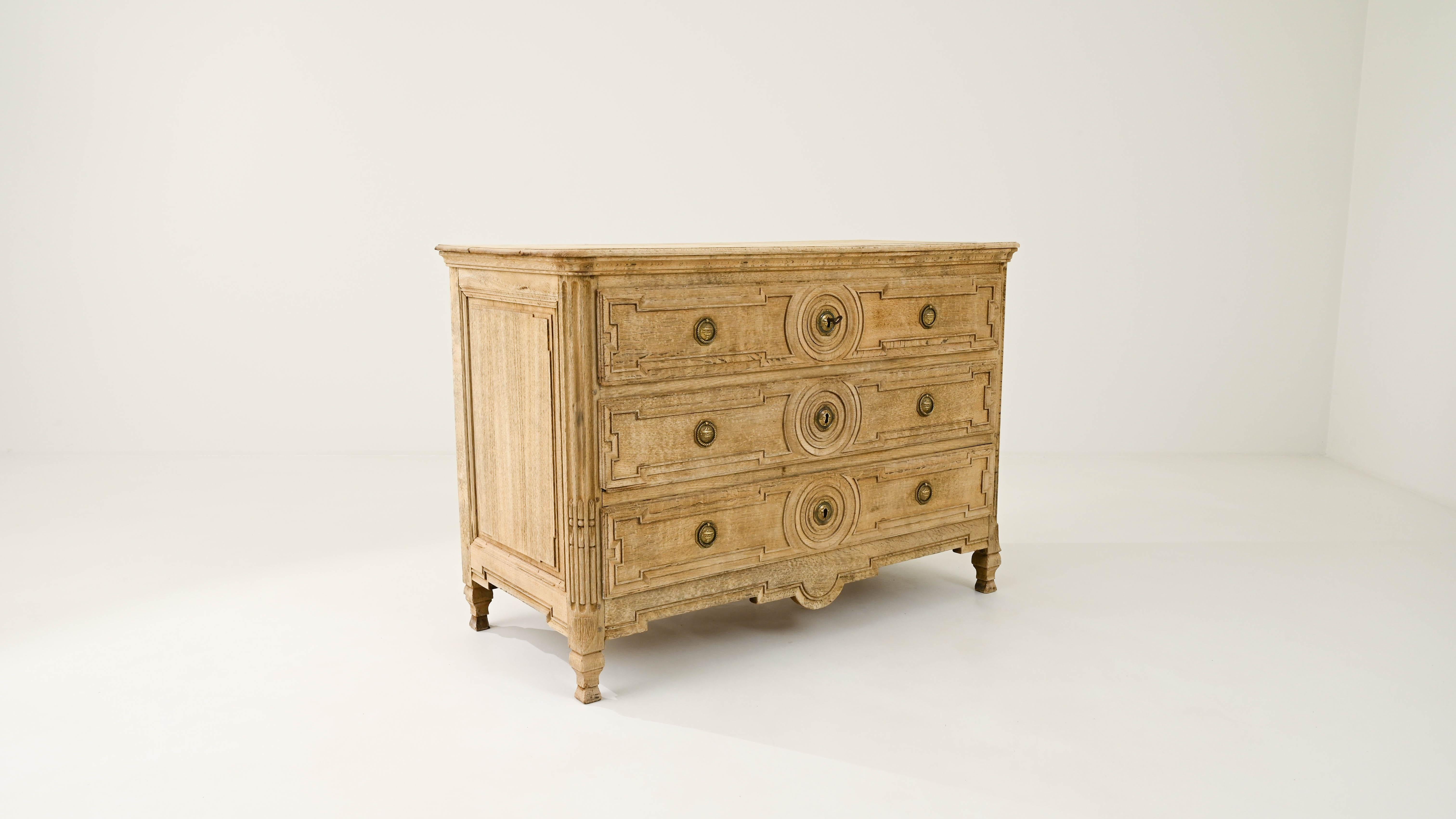 Early 19th Century French Neoclassical Oak Chest of Drawers For Sale 5