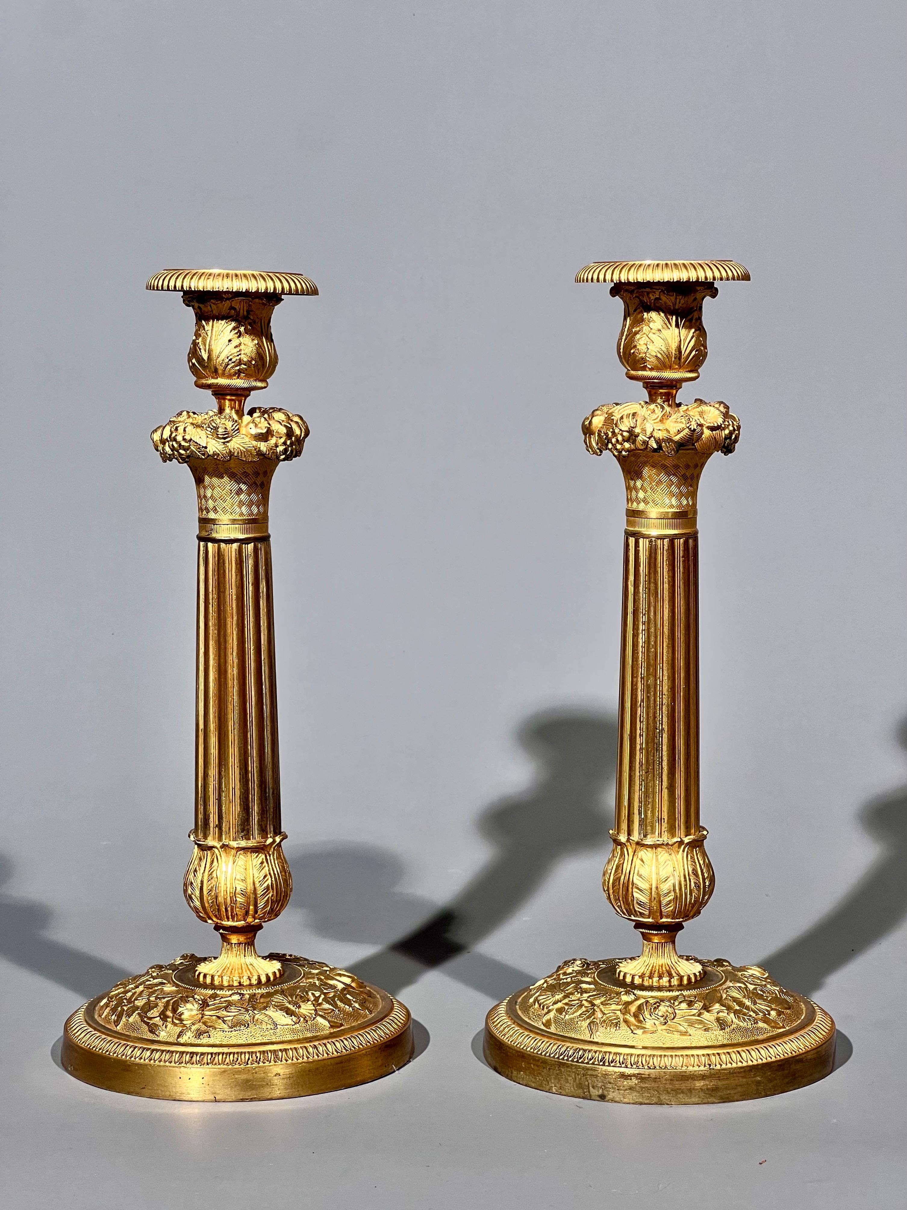 Candelieri neoclassici francesi in bronzo dorato (Ormolu) dell'inizio del XIX secolo. Circa 1835.

Perché ci piacciono

Grande scala e qualità assolutamente superba. 

Dimensioni

Larghezza: 12,5 cm
Profondità: 12,5 cm / 5