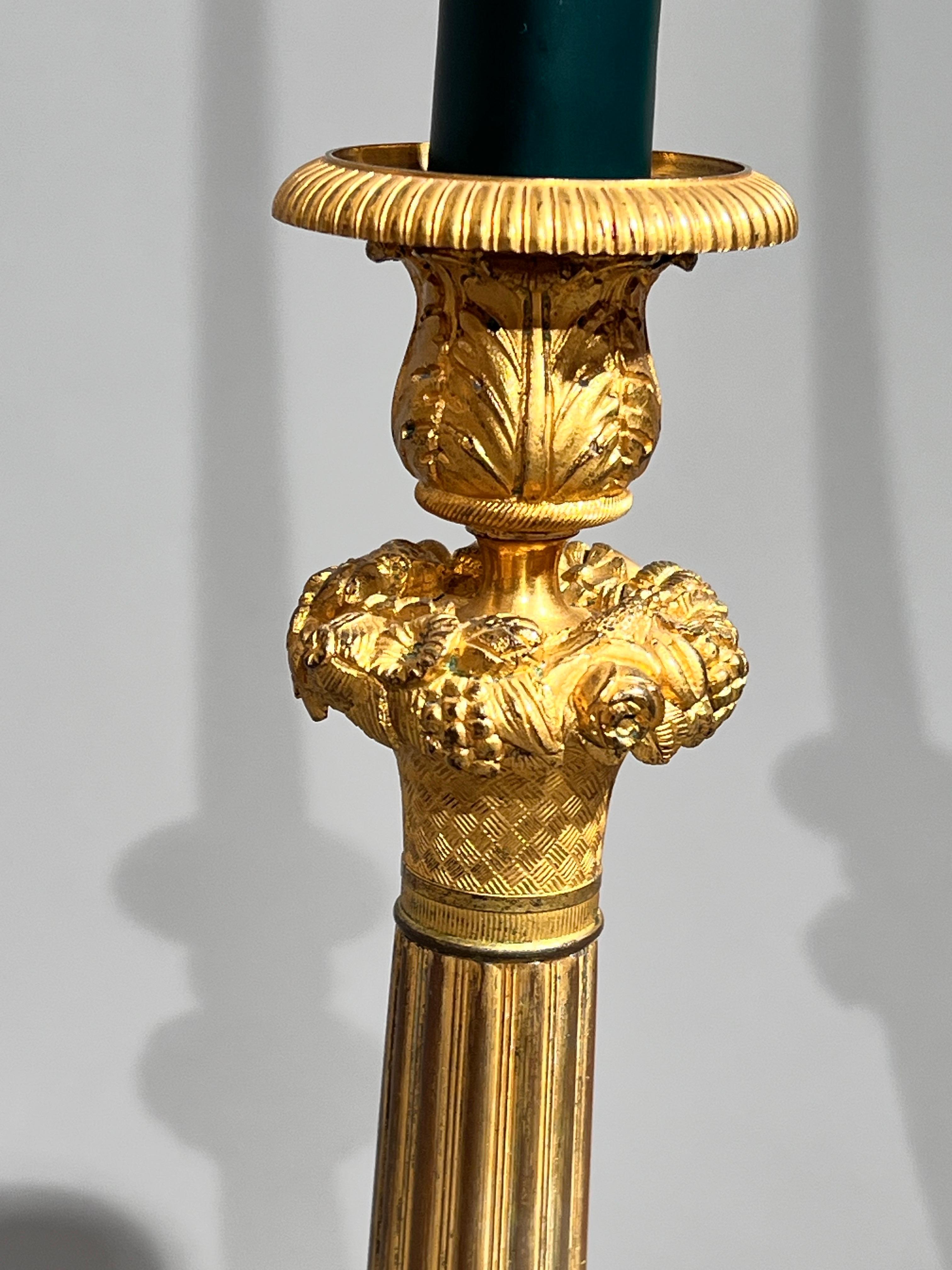 Candelieri neoclassici francesi dell'inizio del XIX secolo in Ormolu In condizioni buone in vendita a Richmond, London