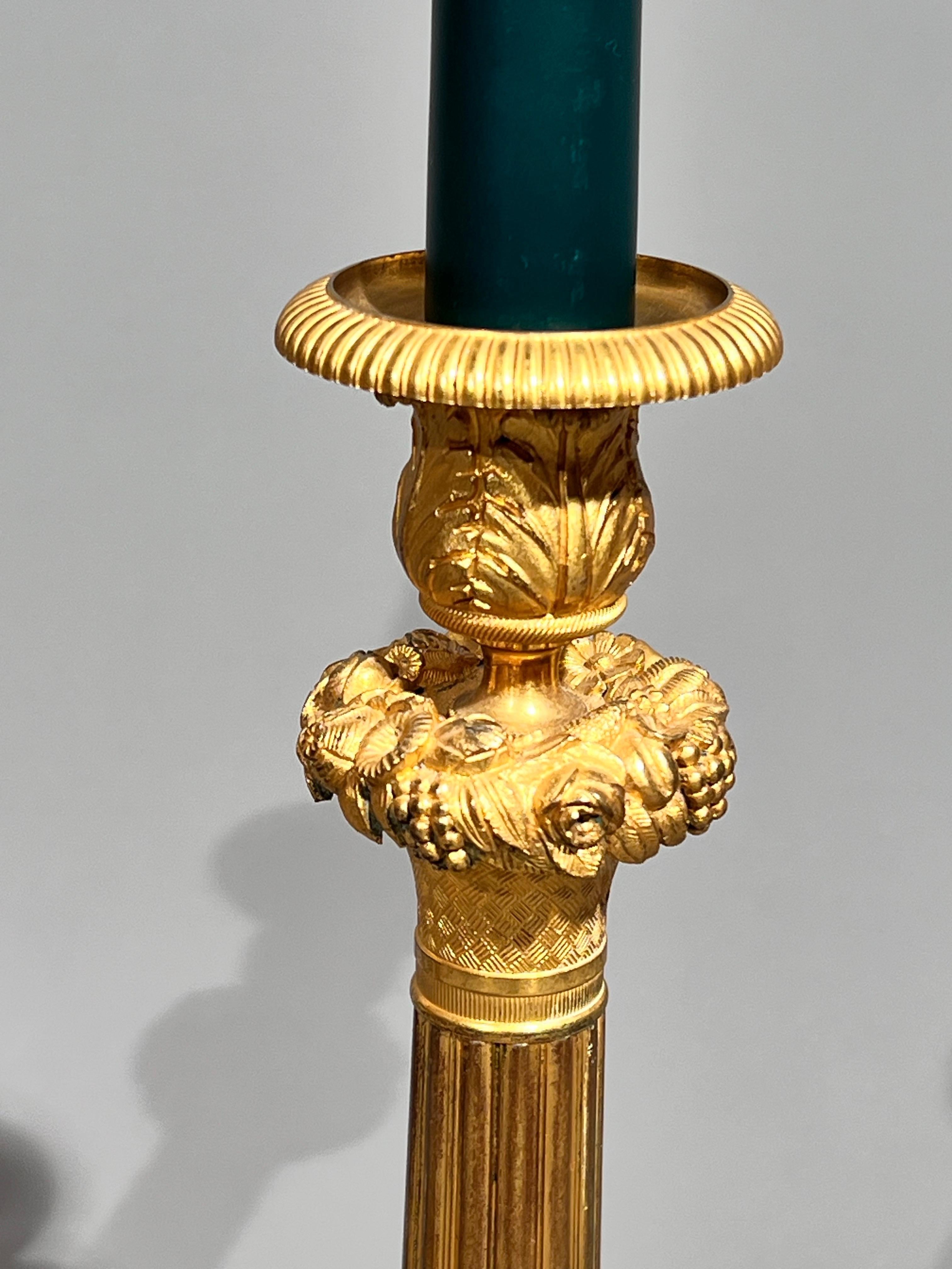 Candelieri neoclassici francesi dell'inizio del XIX secolo in Ormolu in vendita 3