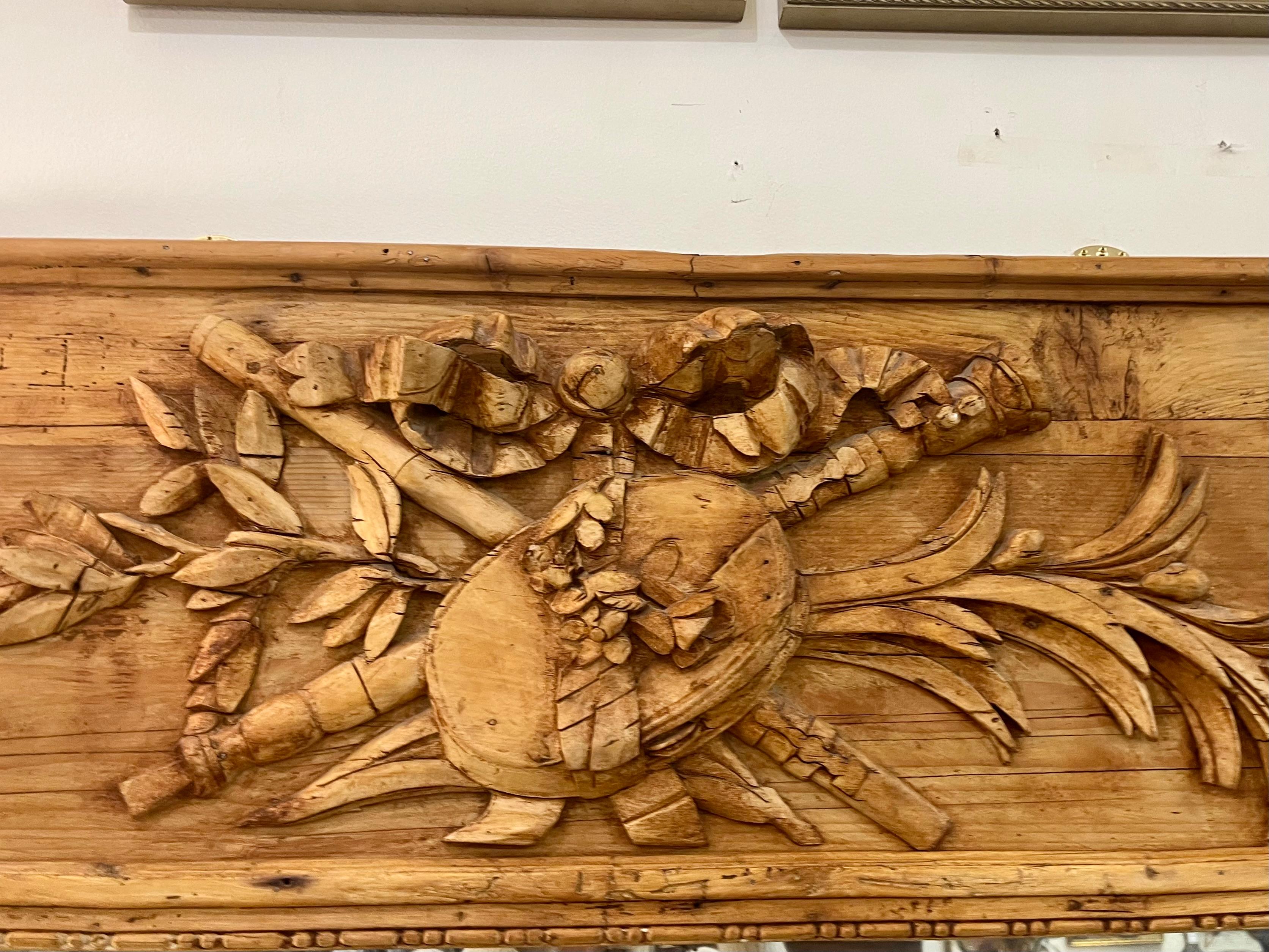 Un'opera del diciottesimo o  Specchio da parete Trumeau in legno di quercia e pino dell'inizio del XIX secolo. Foglie di alloro, ghiande e fogliame ben intagliati insieme a  nastri intagliati sovrastano l'originale piastra rettangolare dello